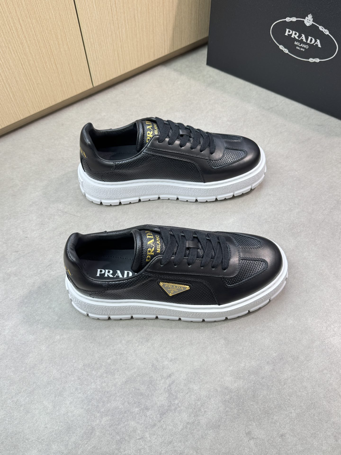 NO:351465,【PRADA】Prada - High-end quality Original single casual sneakers - Imported upper Napa calfskin, perforated calfskin, shoe body sewing brand metal fasteners, tongue. Heel silk screen brand logo - Inner water dyed cowhide - Outsole ultra-light TPU foam; molded sole - Ultra-high quality control · Fine workmanship highlighted (high-end, noble, grade) -Size 38-44 (45, custom made) ·PR0372,,prada,prada,sneakers,cowhide19860909【PRADA】普拉达 -高端品质 原单休闲运动鞋 -鞋面进口纳帕小牛皮、打孔小牛皮、鞋身车缝品牌金属扣件、鞋舌.后跟丝印品牌logo -内里水染牛皮 -大底超轻TPU发泡；成型大底 -超高品控·做工精细凸显(高端·贵气·档次) -Size 38-44（45,可订做)·PR0372,,prada,prada,sneakers,cowhide,Men's shoes