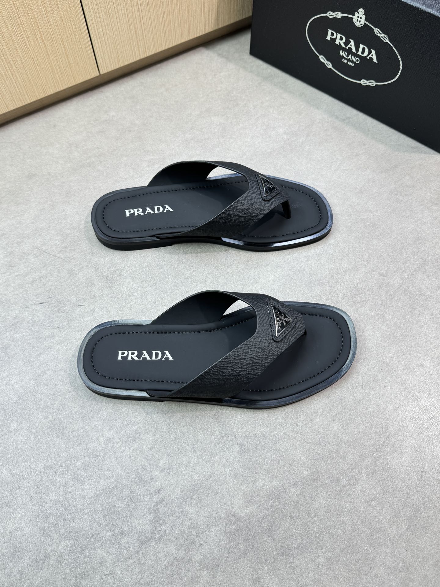 NO:352302,【PRADA】Prada - High-end quality Original single casual sandals - upper palm pattern calfskin, brand metal fastener, handmade right oil-side craftsmanship - inner silk cowhide - outsole ultralight TPU water-top silk cowhide·rubber; combined molding outsole - ultra high quality control·fine workmanship highlight (high-end, noble, grade) -Size38-44 (45, custom made)·PRD0135,,prada,prada,slippers,cowhide19860909【PRADA】普拉达 -高端品质 原单休闲凉拖鞋 -鞋面手掌纹小牛皮、品牌金属扣件、手工右油边工艺 -内里丝绸牛皮 -大底超轻TPU水台包丝绸牛皮·橡胶；组合成型大底 -超高品控·做工精细凸显(高端·贵气·档次) -Size38-44（45,可订做)·PRD0135,,prada,prada,slippers,cowhide,Men's shoes