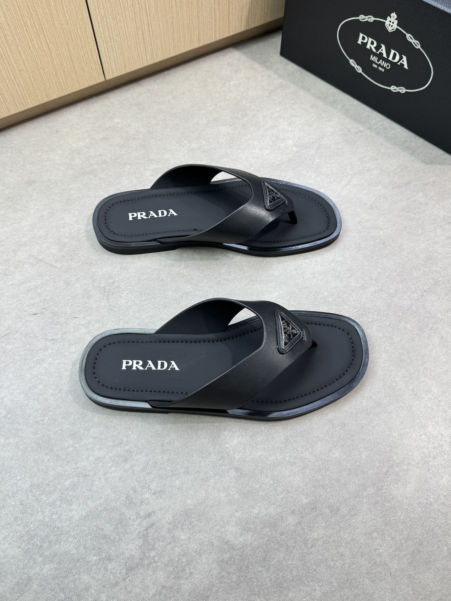 NO:352319,【PRADA】Prada - High-end quality Original single casual sandals - Upper Napa calfskin, brand metal fastener, handmade right oil-edge craftsmanship - Neil silk cowhide - Outsole ultralight TPU water-top silk cowhide·rubber; Combined molding outsole - Ultra-high quality control·fine workmanship highlighted (high-end, noble, grade) -Size38-44 (45, custom made)·PRD0135,,prada,prada,slippers,cowhide19860909【PRADA】普拉达 -高端品质 原单休闲凉拖鞋 -鞋面纳帕小牛皮、品牌金属扣件、手工右油边工艺 -内里丝绸牛皮 -大底超轻TPU水台包丝绸牛皮·橡胶；组合成型大底 -超高品控·做工精细凸显(高端·贵气·档次) -Size38-44（45,可订做)·PRD0135,,prada,prada,slippers,cowhide,Men's shoes