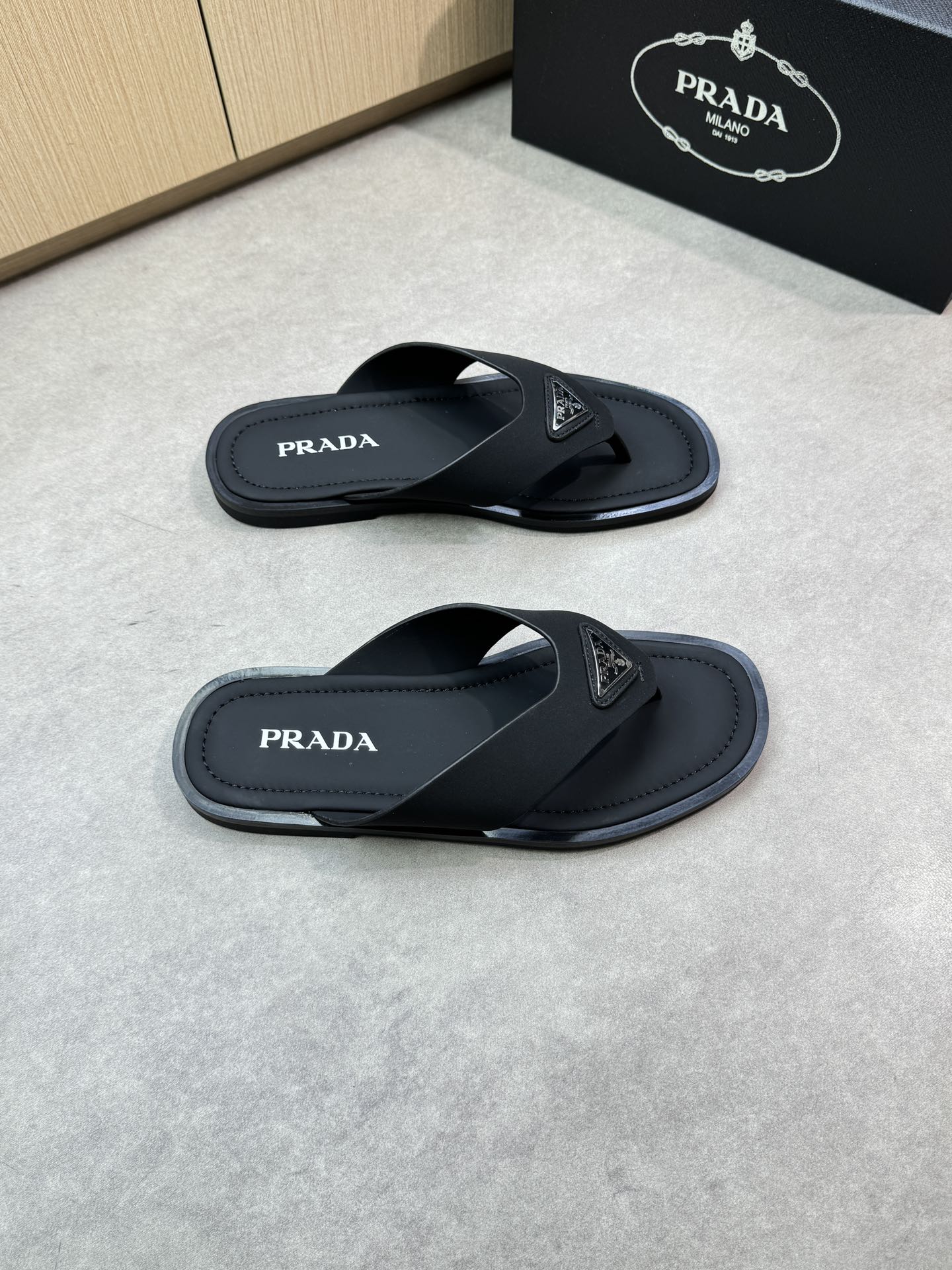NO:352166,【PRADA】Prada - High-end quality Original single casual sandals - Upper silk calfskin, brand metal fastener, handmade right oil-edge craftsmanship - Inner silk cowhide - Outsole ultralight TPU water-top silk cowhide·rubber; Combined molding outsole - Ultra-high quality control·fine workmanship highlighted (high-end, noble, grade) -Size38-44 (45, custom made)·PRD0135,,prada,prada,slippers,cowhide19860909【PRADA】普拉达 -高端品质 原单休闲凉拖鞋 -鞋面丝绸小牛皮、品牌金属扣件、手工右油边工艺 -内里丝绸牛皮 -大底超轻TPU水台包丝绸牛皮·橡胶；组合成型大底 -超高品控·做工精细凸显(高端·贵气·档次) -Size38-44（45,可订做)·PRD0135,,prada,prada,slippers,cowhide,Men's shoes