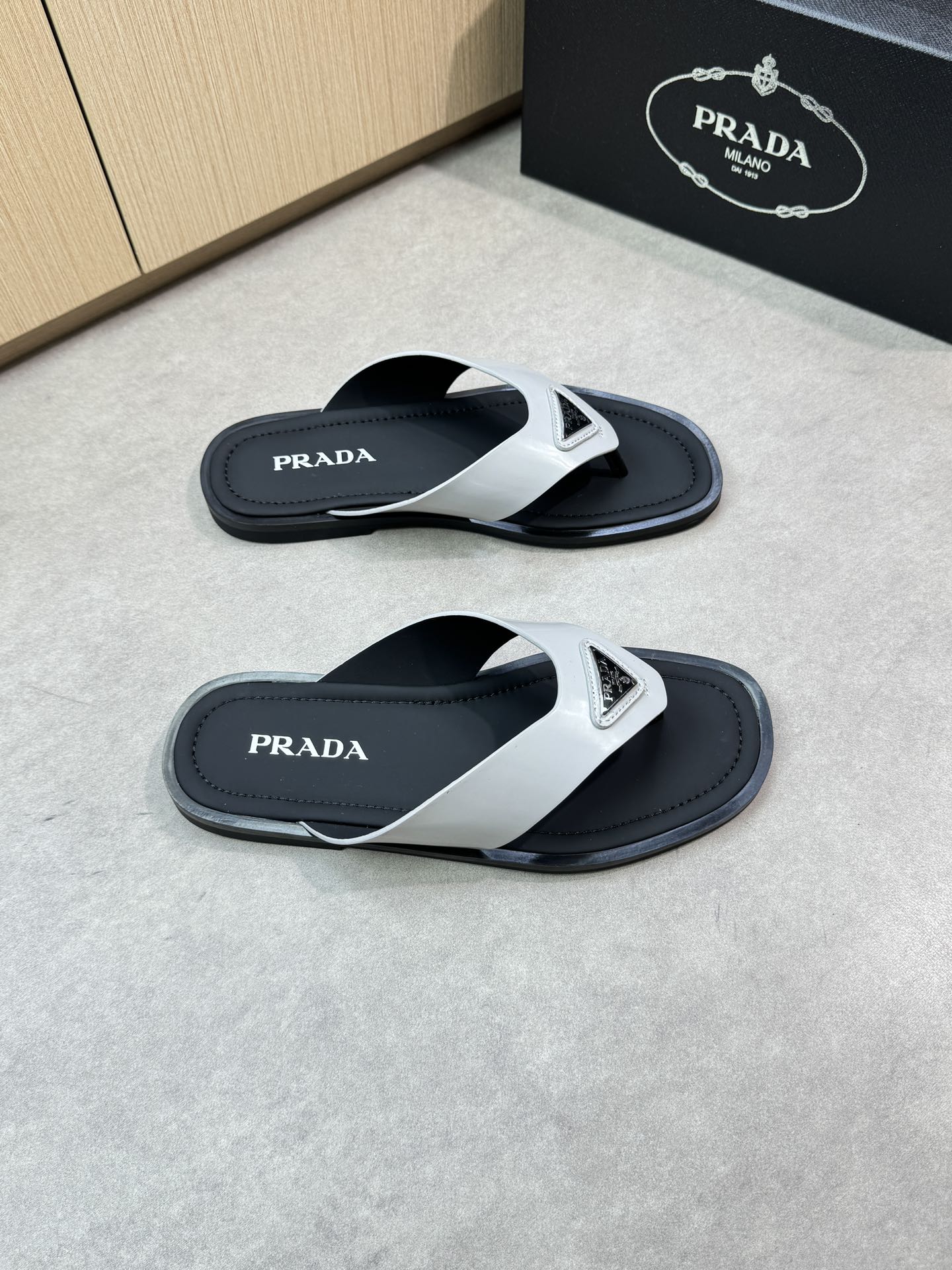 NO:352183,【PRADA】Prada - High-end quality Original single casual sandals - Upper open-edged beaded calfskin, brand metal fastener, handmade right oil-edge craftsmanship - Inner silk cowhide - Outsole ultralight TPU water-top silk cowhide·rubber; Combined molding outsole - Ultra-high quality control·fine workmanship highlighted (high-end, noble, grade) -Size38-44 (45, custom made)·PRD0135,,prada,prada,slippers,cowhide19860909【PRADA】普拉达 -高端品质 原单休闲凉拖鞋 -鞋面开边珠小牛皮、品牌金属扣件、手工右油边工艺 -内里丝绸牛皮 -大底超轻TPU水台包丝绸牛皮·橡胶；组合成型大底 -超高品控·做工精细凸显(高端·贵气·档次) -Size38-44（45,可订做)·PRD0135,,prada,prada,slippers,cowhide,Men's shoes