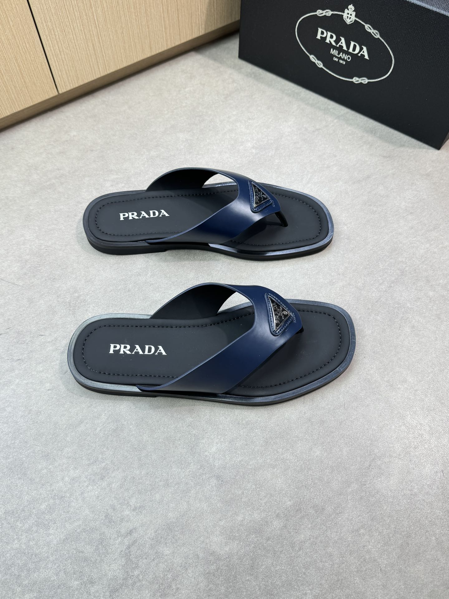 NO:352202,【PRADA】Prada - High-end quality Original single casual sandals - High-gloss butter leather on the upper, brand metal fasteners, handmade right oil-edge craftsmanship - Inner silk cowhide - Outsole ultra-light TPU water-top silk cowhide·rubber; Combined molding outsole - Ultra-high quality control·fine workmanship highlighted (high-end, noble, grade) -Size38-44 (45, custom made)·PRD0135,,prada,prada,slippers,cowhide19860909【PRADA】普拉达 -高端品质 原单休闲凉拖鞋 -鞋面高光牛油皮、品牌金属扣件、手工右油边工艺 -内里丝绸牛皮 -大底超轻TPU水台包丝绸牛皮·橡胶；组合成型大底 -超高品控·做工精细凸显(高端·贵气·档次) -Size38-44（45,可订做)·PRD0135,,prada,prada,slippers,cowhide,Men's shoes