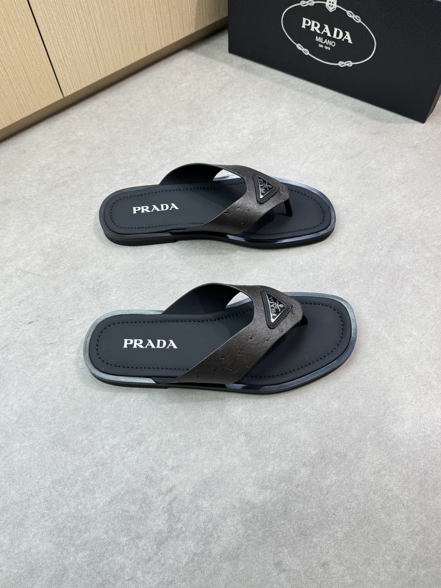 NO:352221,【PRADA】Prada - High-end quality Original single casual sandals - Upper pearl pattern calfskin, brand metal fastener, handmade right oil-edge craftsmanship - Inner silk cowhide - Outsole ultralight TPU water-top silk cowhide·rubber; Combined molding outsole - Ultra-high quality control·fine workmanship highlighted (high-end, noble, grade) -Size38-44 (45, custom made)·PRD0135,,prada,prada,slippers,cowhide19860909【PRADA】普拉达 -高端品质 原单休闲凉拖鞋 -鞋面珍珠纹小牛皮、品牌金属扣件、手工右油边工艺 -内里丝绸牛皮 -大底超轻TPU水台包丝绸牛皮·橡胶；组合成型大底 -超高品控·做工精细凸显(高端·贵气·档次) -Size38-44（45,可订做)·PRD0135,,prada,prada,slippers,cowhide,Men's shoes