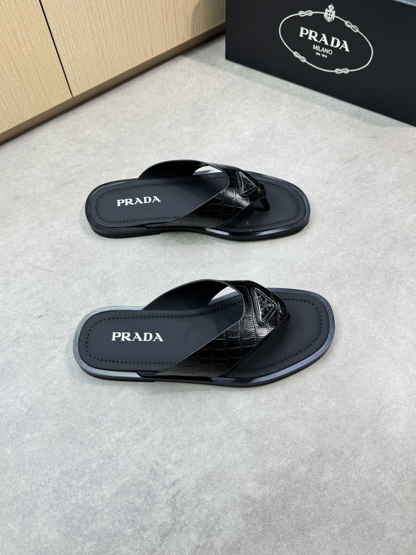 NO:352231,【PRADA】Prada - High-end quality Original single casual sandals - Upper stone pattern calfskin, brand metal fastener, handmade right oil-side craftsmanship - Inner silk cowhide - Outsole ultralight TPU water-top silk cowhide·rubber; Combined molding outsole - Ultra-high quality control·fine workmanship highlighted (high-end, noble, grade) -Size38-44 (45, custom made)·PRD0135,,prada,prada,slippers,cowhide19860909【PRADA】普拉达 -高端品质 原单休闲凉拖鞋 -鞋面石头纹小牛皮、品牌金属扣件、手工右油边工艺 -内里丝绸牛皮 -大底超轻TPU水台包丝绸牛皮·橡胶；组合成型大底 -超高品控·做工精细凸显(高端·贵气·档次) -Size38-44（45,可订做)·PRD0135,,prada,prada,slippers,cowhide,Men's shoes