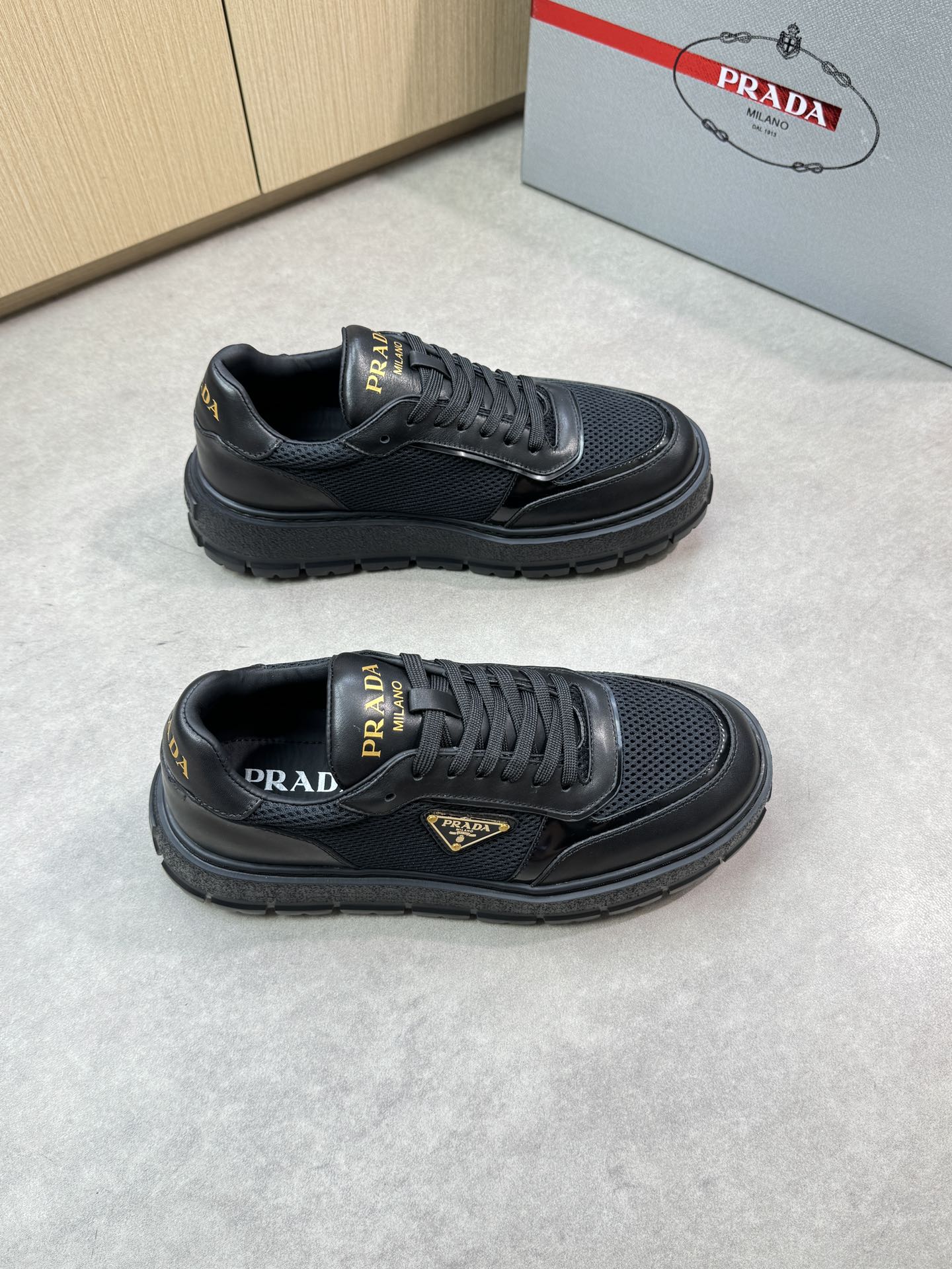 NO:352256,【PRADA】Prada - High-end quality Original single casual sneakers - Upper Napa calfskin, brand hollow mesh canvas, shoe body brand metal fastener, tongue heel silk screen brand logo - Inner water dye cowhide - Outsole ultra-light TPU foam; molded outsole - Ultra-high quality control · Fine workmanship highlighted (high-end · noble · grade) -Size 38-44 (45, custom made) ·PR0135,,prada,prada,sneakers,cowhide19860909【PRADA】普拉达  -高端品质 原单休闲运动鞋 -鞋面纳帕小牛皮、品牌镂空网帆布、鞋身品牌金属扣件、鞋舌后跟丝印品牌logo -内里水染牛皮 -大底超轻TPU发泡；成型大底 -超高品控·做工精细凸显(高端·贵气·档次) -Size 38-44（45,可订做)·PR0135,,prada,prada,sneakers,cowhide,Men's shoes