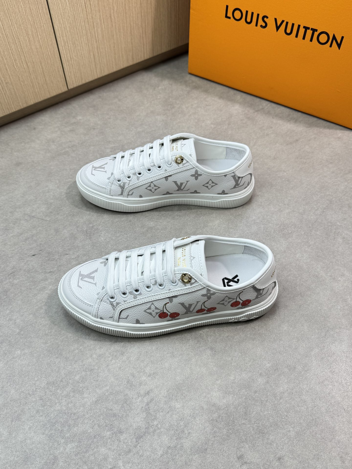 Louis Vuitton Casual Sneakers White Leather Monogram Couple Unisex Shoes 4 i1748537611 1334 2