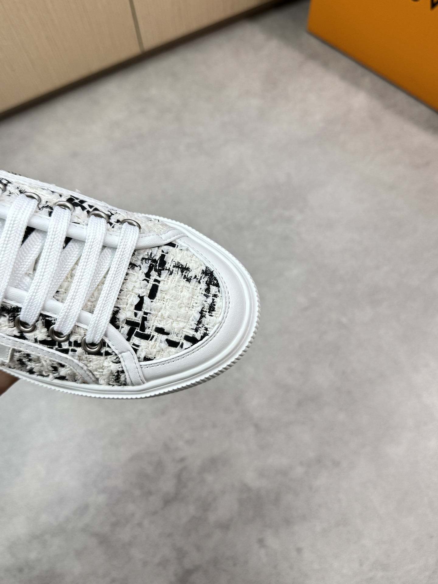 Louis Vuitton Men's and Women's Casual Sneakers in Nappa Leather 6 i1748537670 1599 5