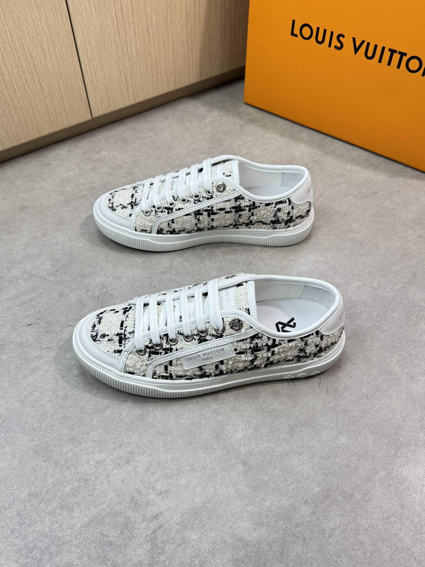 Louis Vuitton Men's and Women's Casual Sneakers in Nappa Leather 3 i1748537670 8058 2