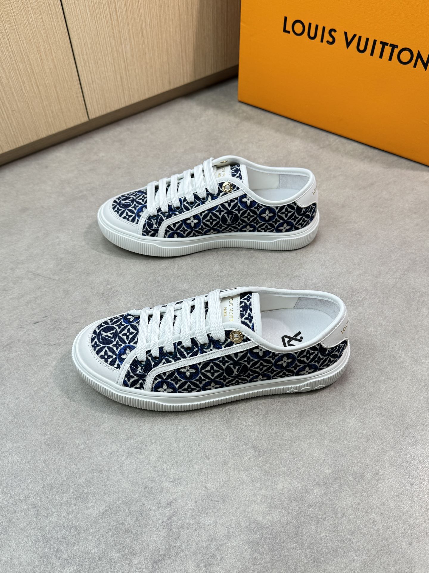 Louis Vuitton Monogram Nappa Leather Sneakers Unisex Casual Shoes 3 i1748537783 5051 2