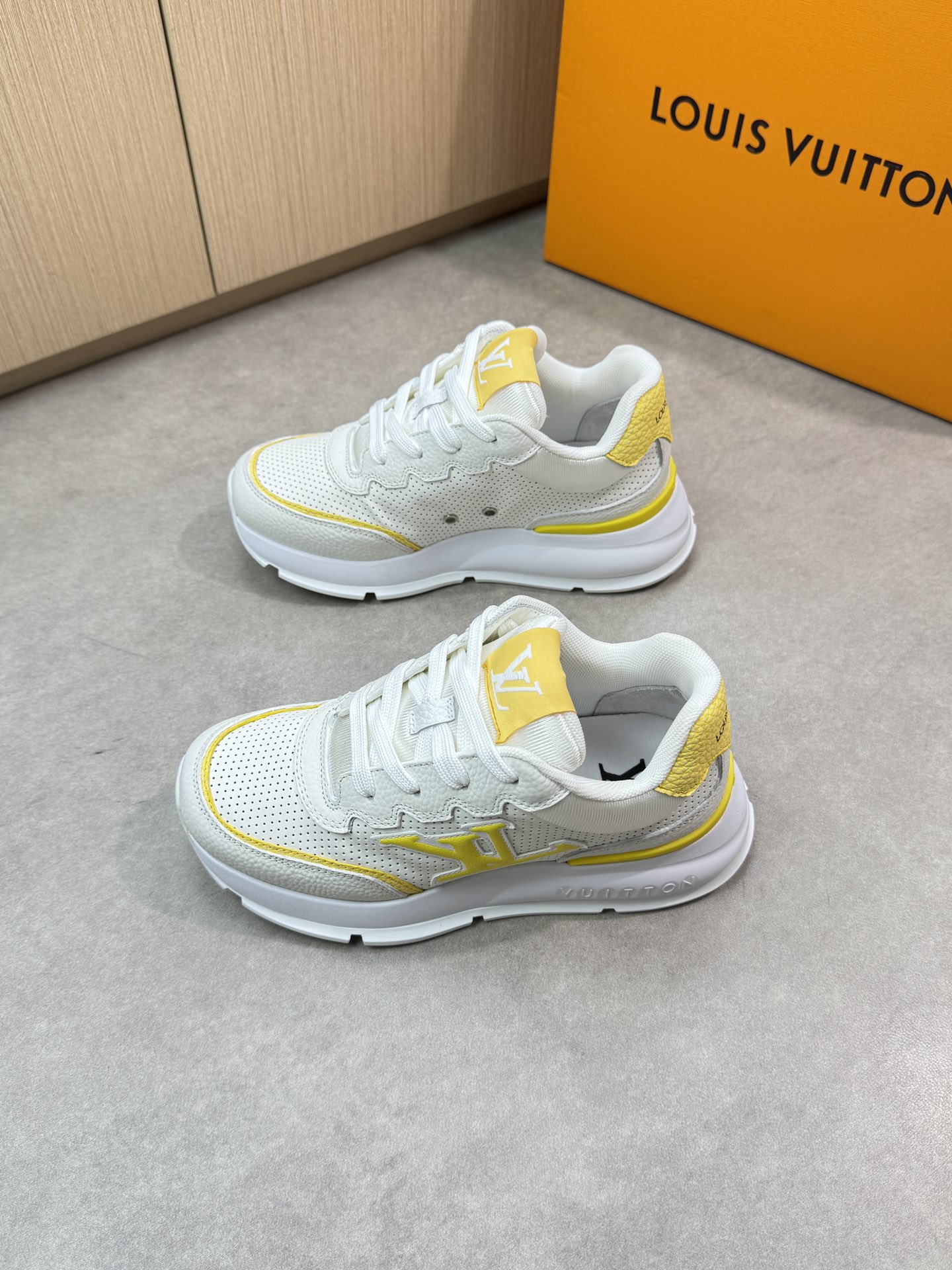 Louis Vuitton Casual Sneakers for Men and Women - Premium Quality 3 i1748538393 1284 2