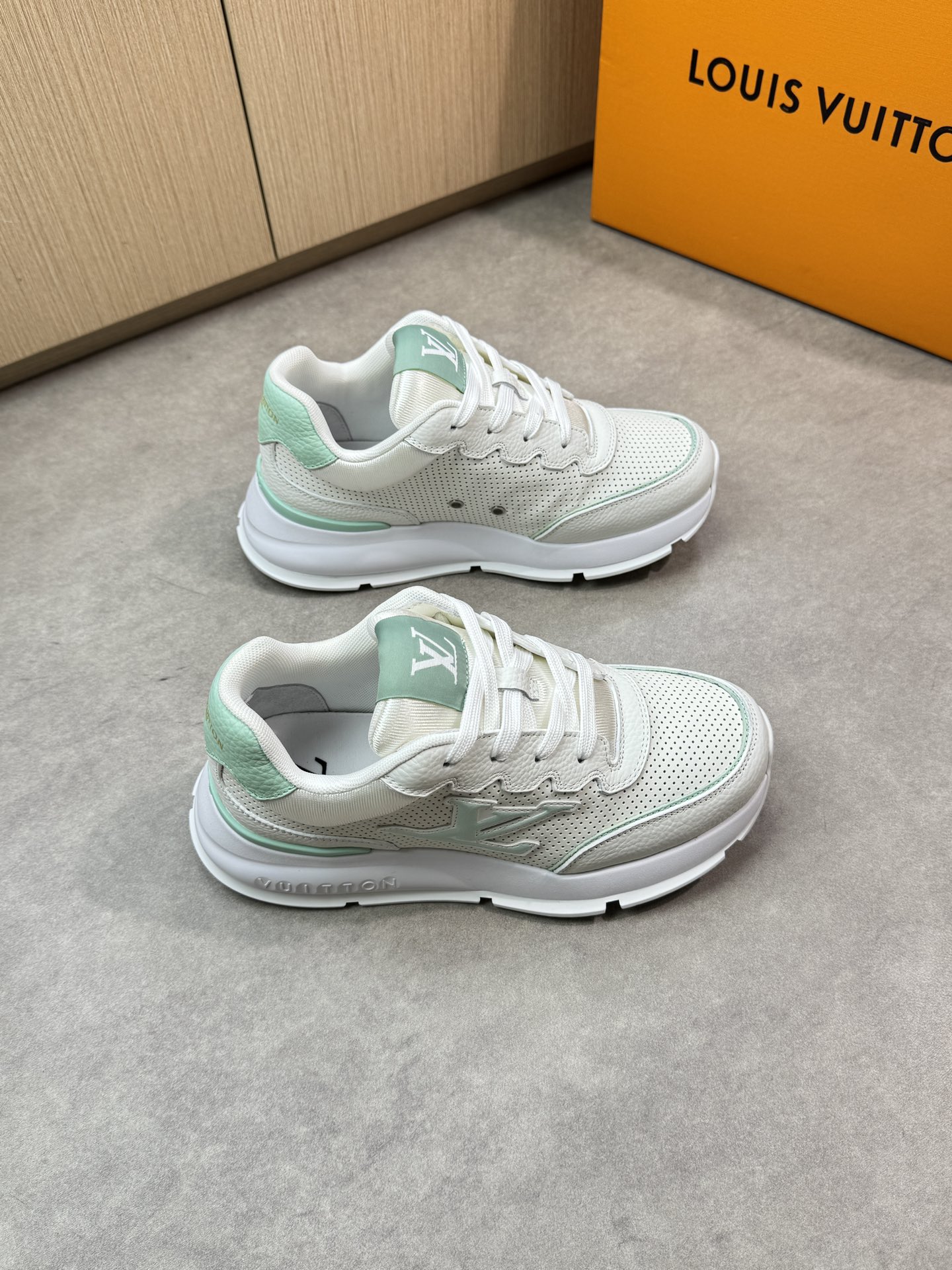Louis Vuitton Couple's Casual Sneakers in Premium Leather - Unisex Design 1 i1748538526 4436 0