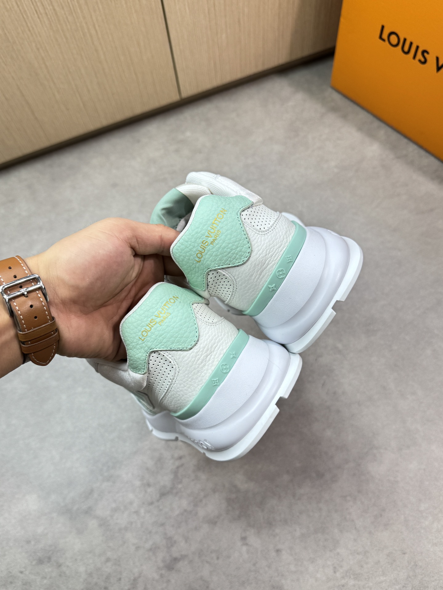 Louis Vuitton Couple's Casual Sneakers in Premium Leather - Unisex Design 8 i1748538526 4501 7