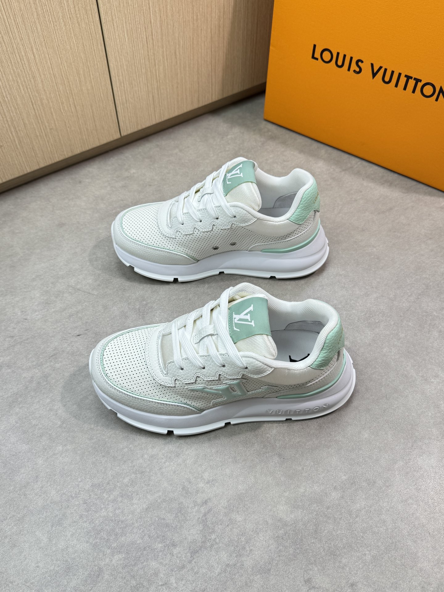 Louis Vuitton Couple's Casual Sneakers in Premium Leather - Unisex Design 3 i1748538526 4807 2