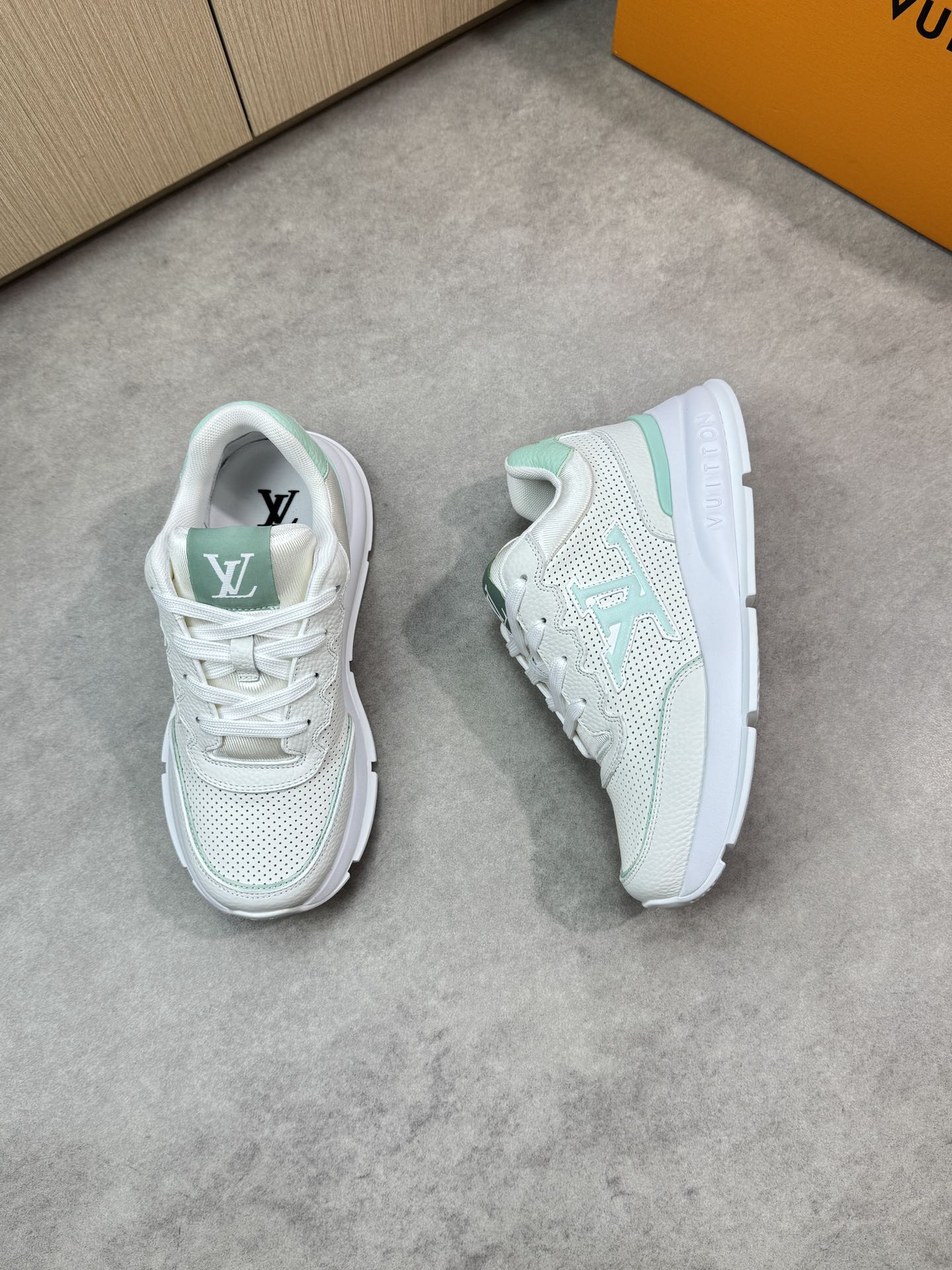 Louis Vuitton Couple's Casual Sneakers in Premium Leather - Unisex Design 2 i1748538526 8473 1