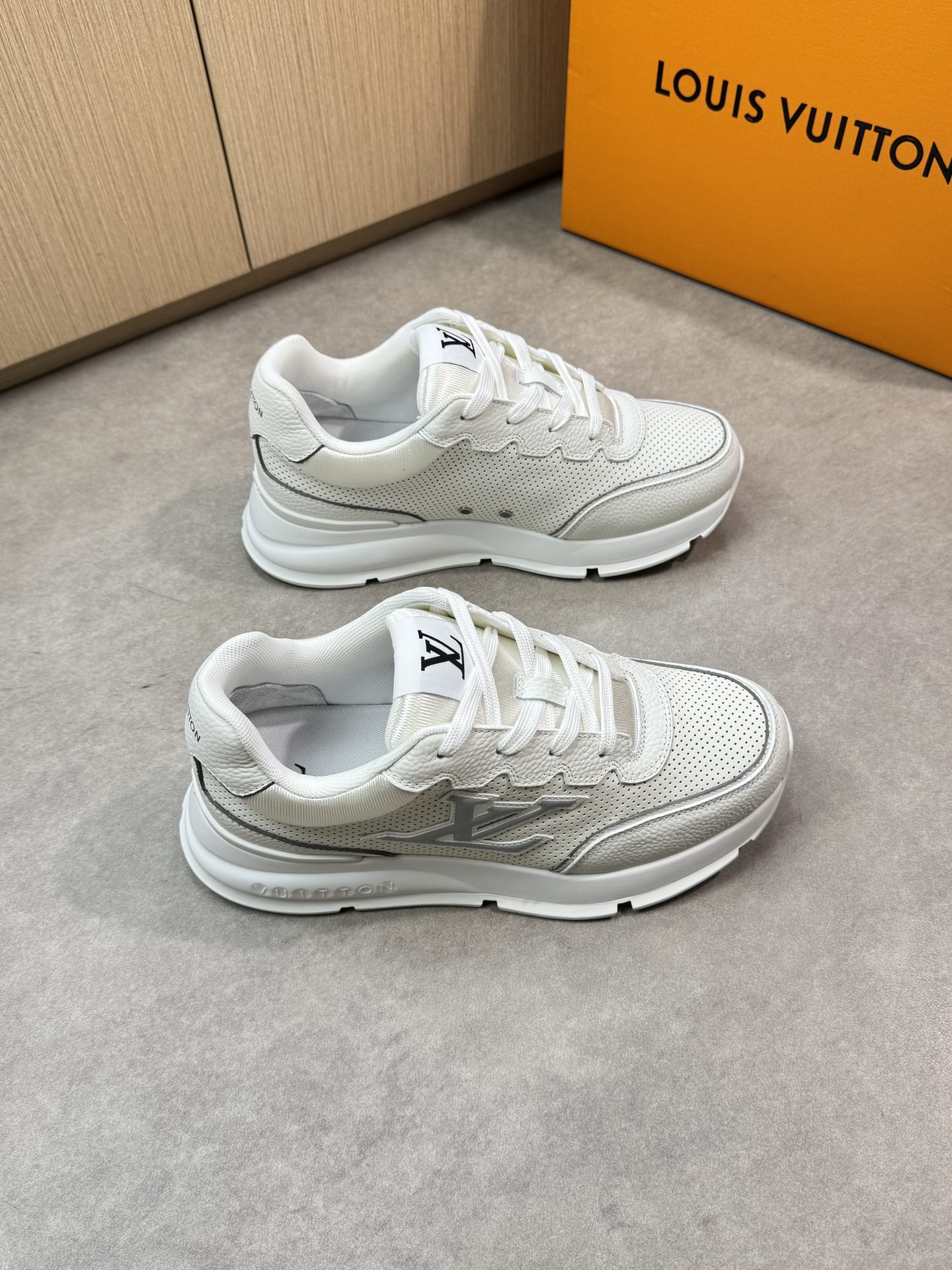 Louis Vuitton White Leather Casual Sneakers Men's Women's Size 35-44 2 i1748538542 6003 0