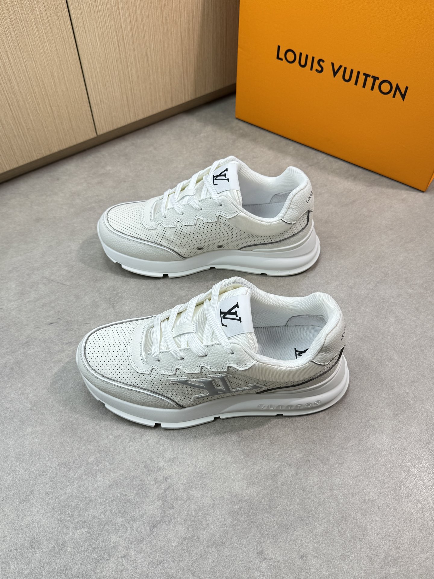 Louis Vuitton White Leather Casual Sneakers Men's Women's Size 35-44 4 i1748538542 7994 2