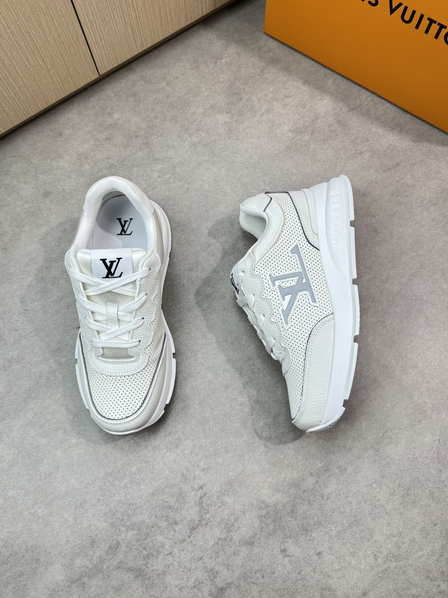 Louis Vuitton White Leather Casual Sneakers Men's Women's Size 35-44 3 i1748538542 9266 1
