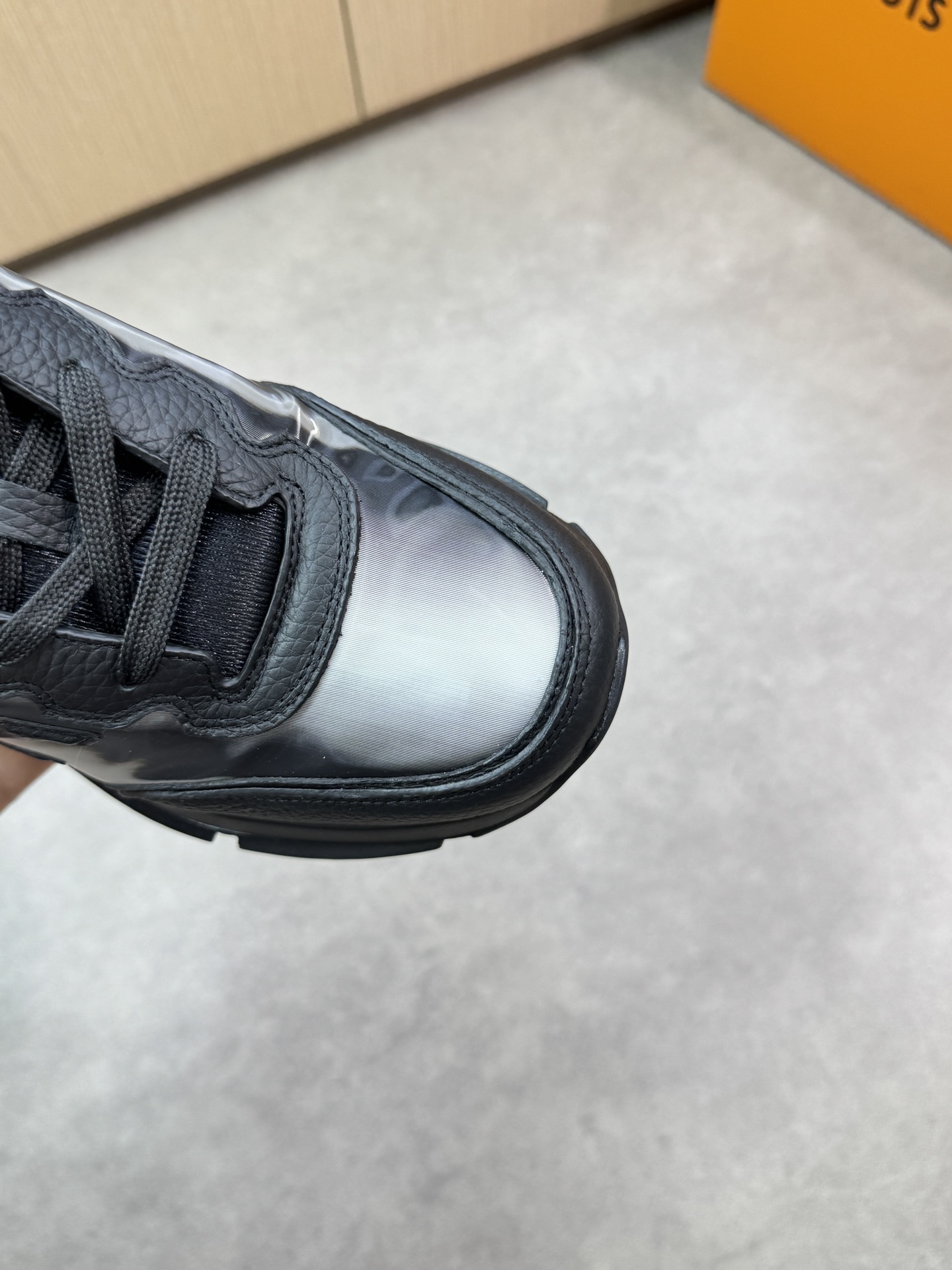 Louis Vuitton Premium Leather Runaway Sneakers - Unisex Design (Sizes 35-44) 7 i1748538825 2241 5