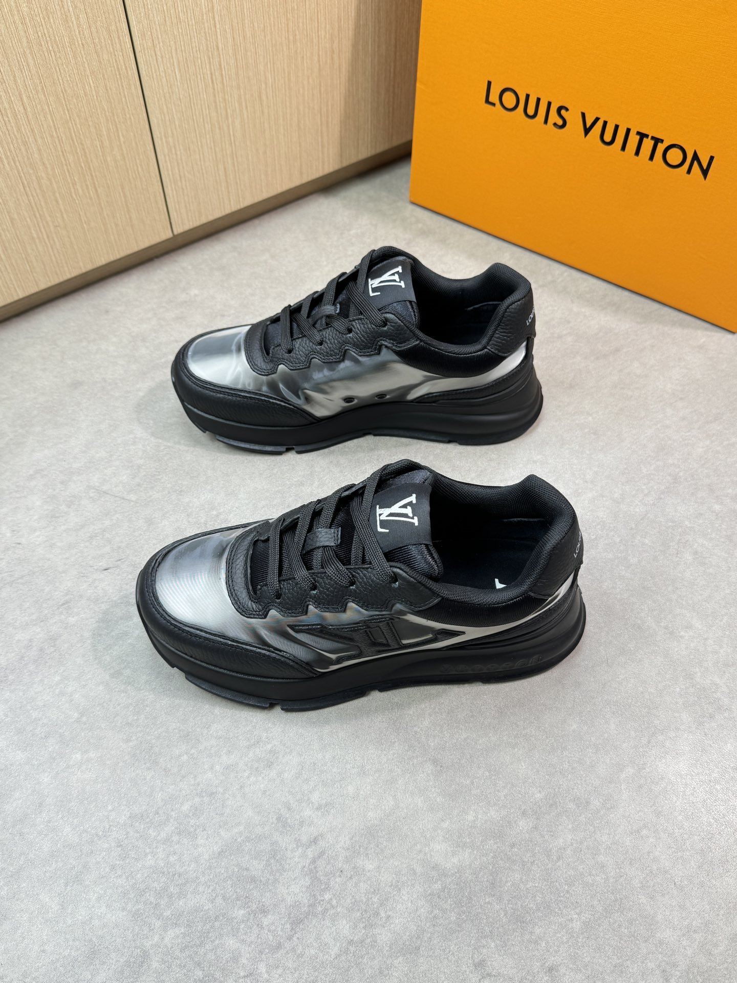Louis Vuitton Premium Leather Runaway Sneakers - Unisex Design (Sizes 35-44) 4 i1748538825 3255 2