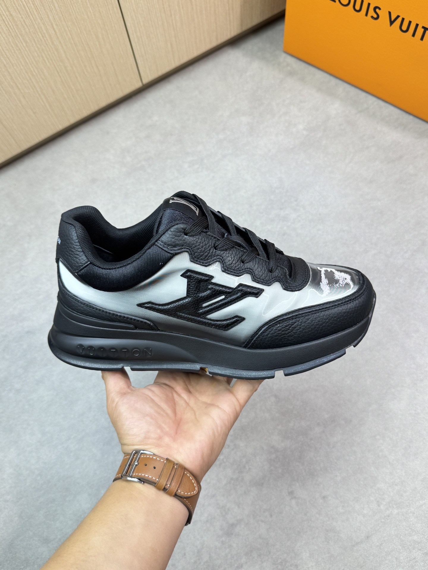 Louis Vuitton Premium Leather Runaway Sneakers - Unisex Design (Sizes 35-44) 5 i1748538825 7707 3
