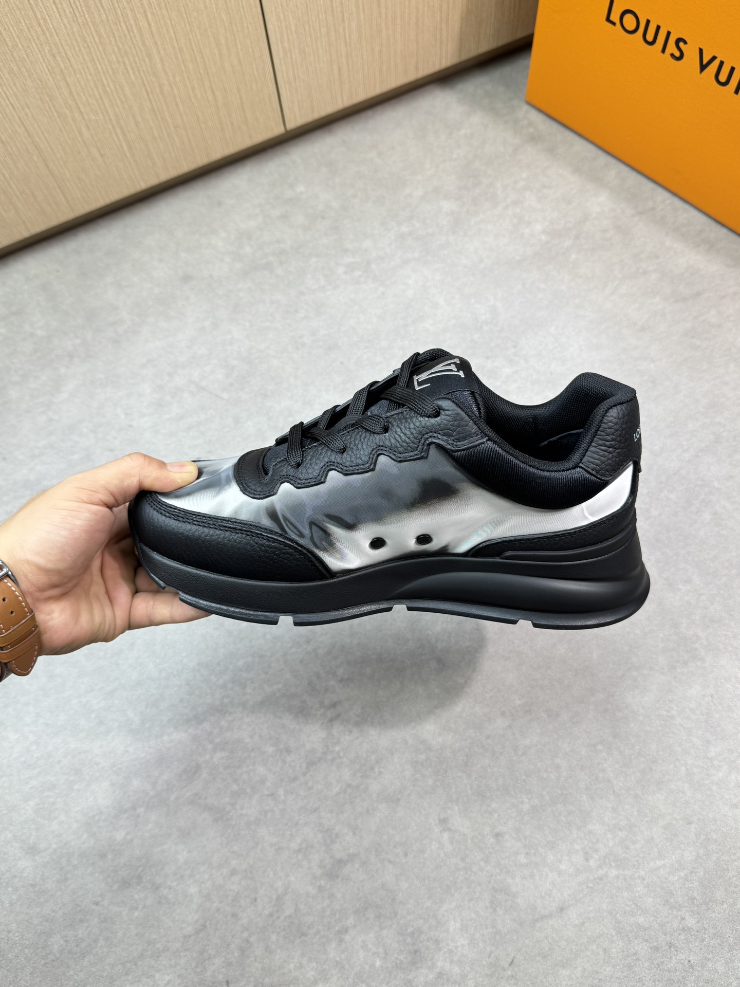 Louis Vuitton Premium Leather Runaway Sneakers - Unisex Design (Sizes 35-44) 6 i1748538825 8018 4