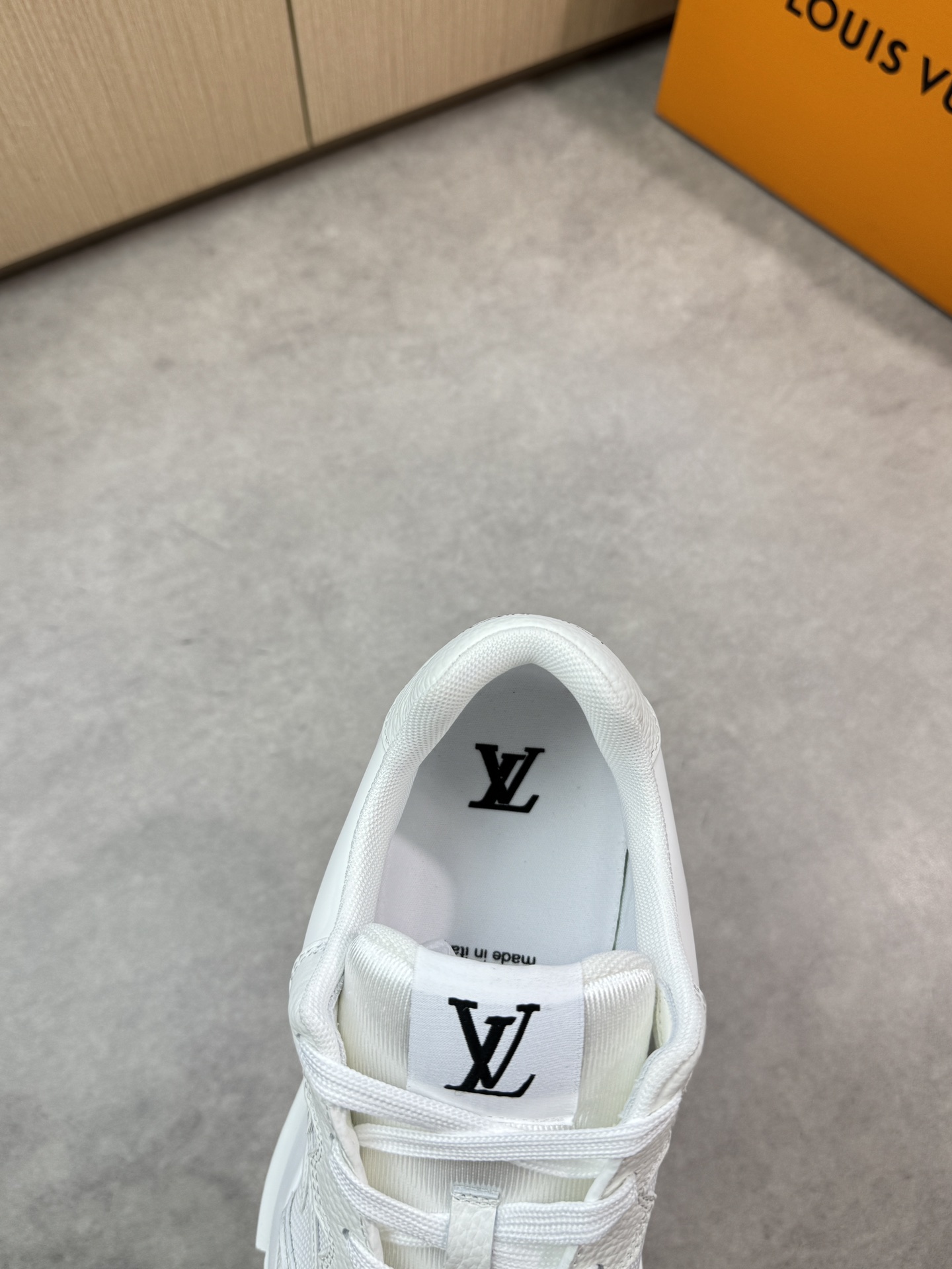 Louis Vuitton White Leather and Canvas Casual Sneakers for Men and Women 7 i1748538968 173 6