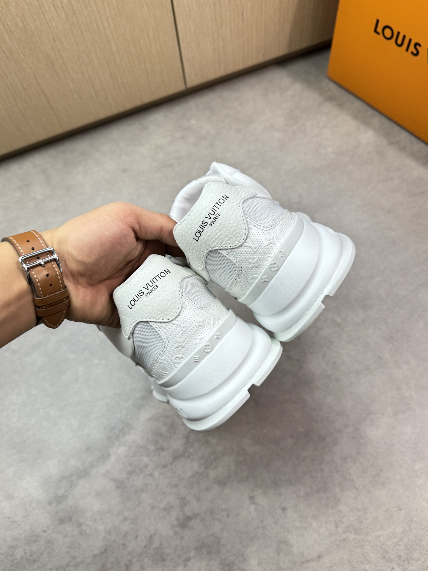 Louis Vuitton White Leather and Canvas Casual Sneakers for Men and Women 8 i1748538968 2672 7