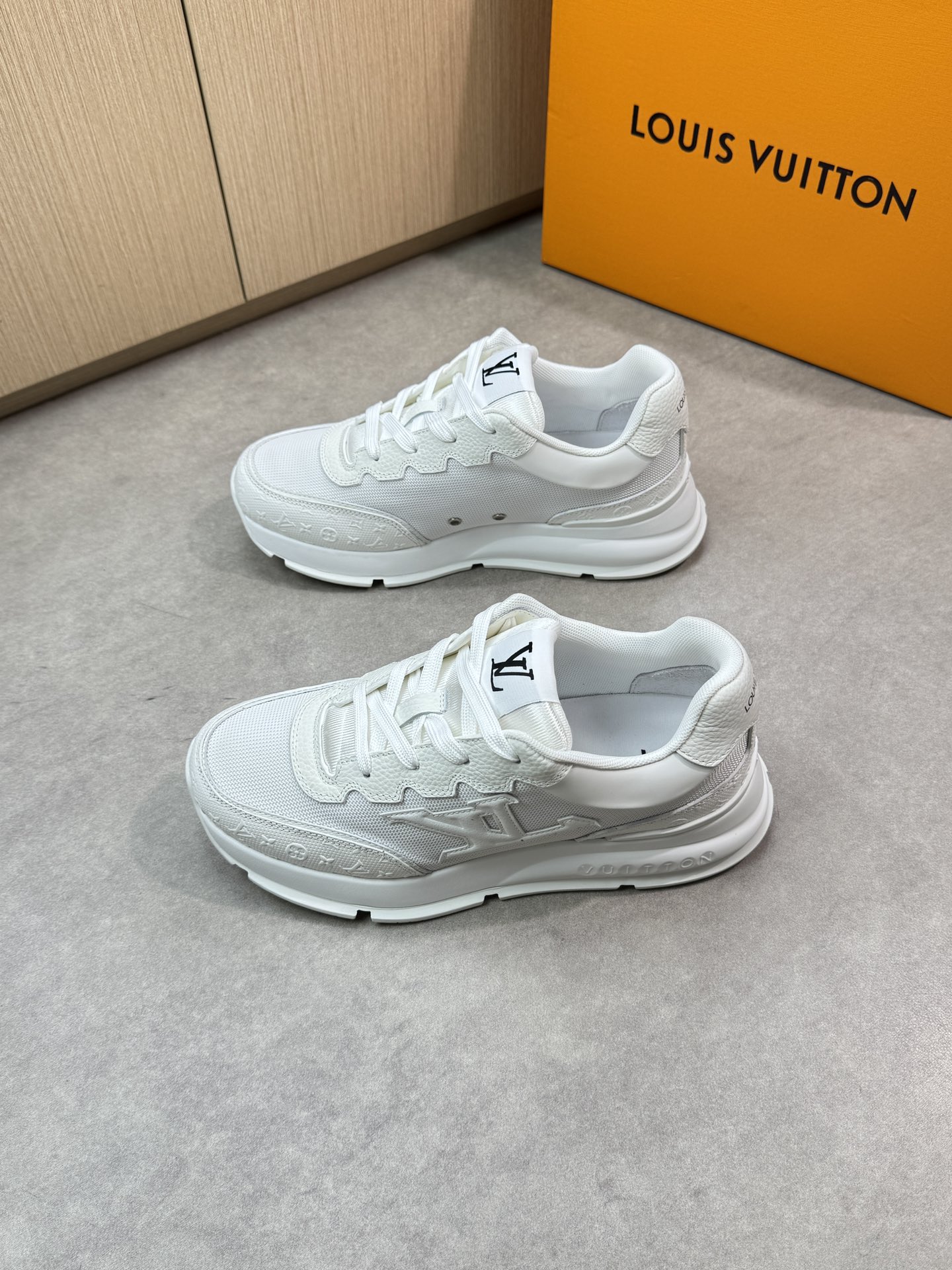 Louis Vuitton White Leather and Canvas Casual Sneakers for Men and Women 3 i1748538968 2789 2