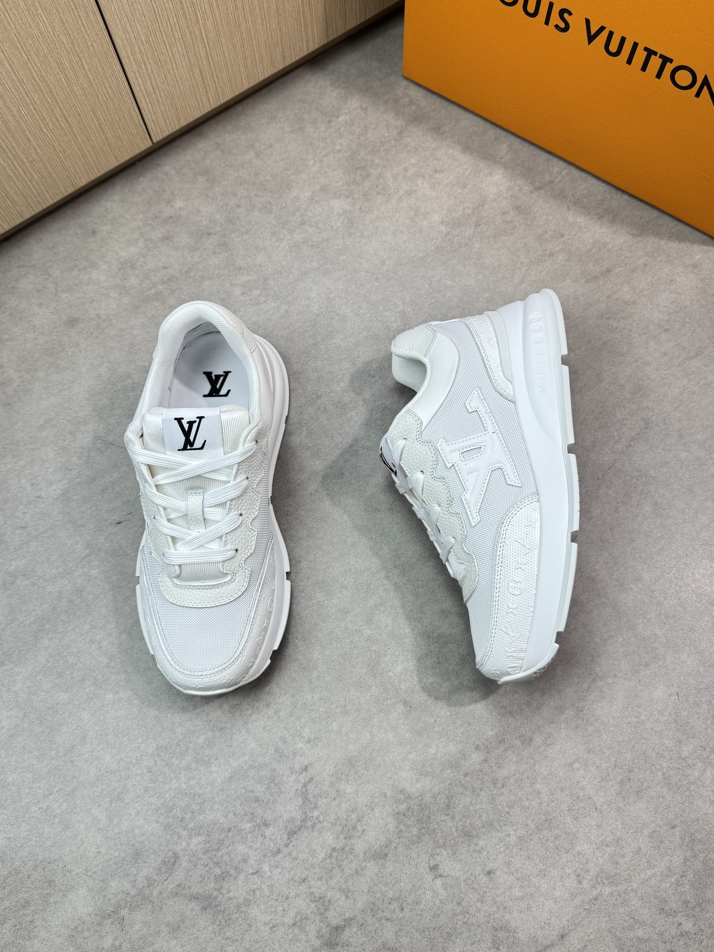 Louis Vuitton White Leather and Canvas Casual Sneakers for Men and Women 2 i1748538968 3051 1