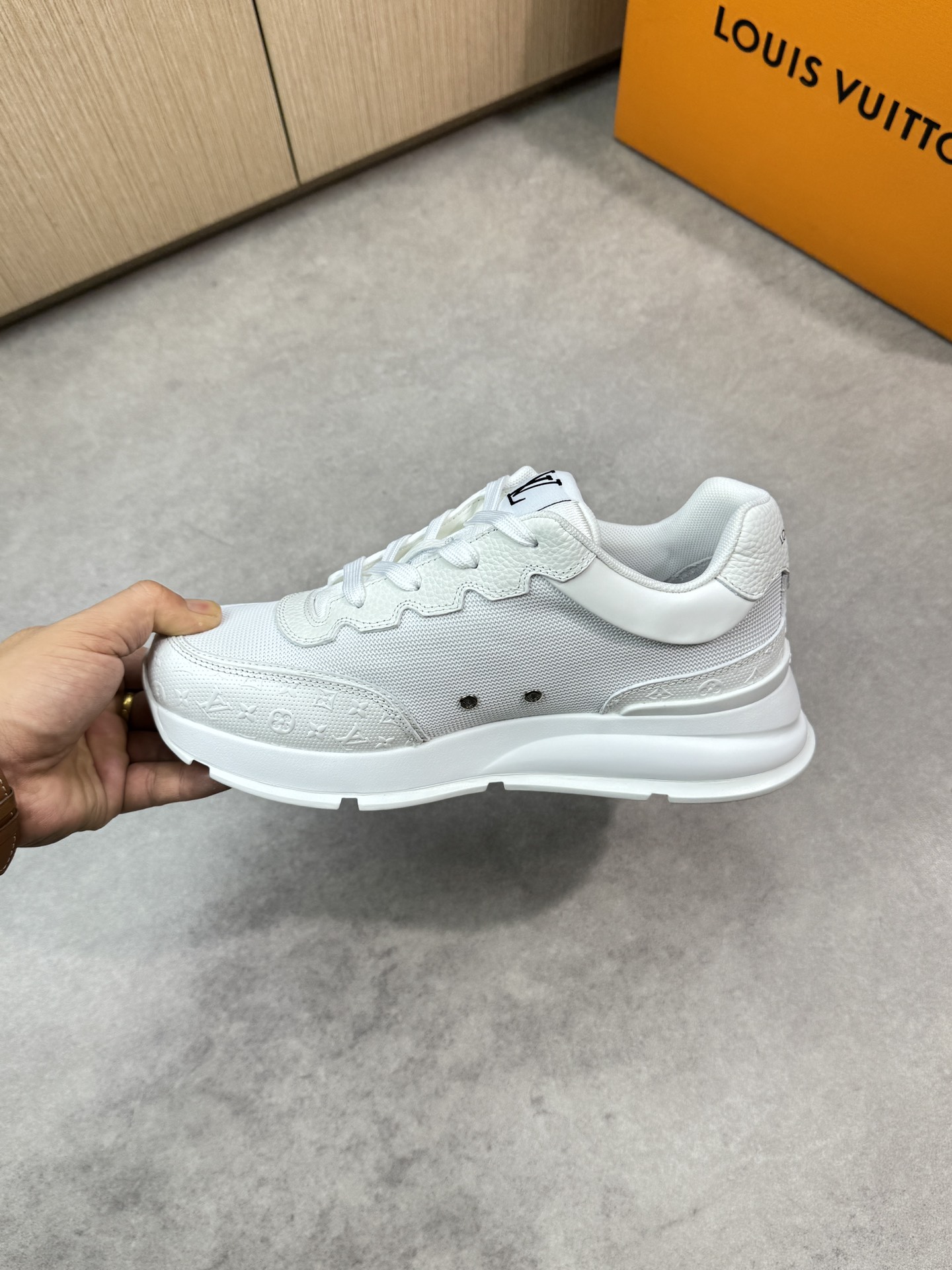 Louis Vuitton White Leather and Canvas Casual Sneakers for Men and Women 5 i1748538968 7375 4