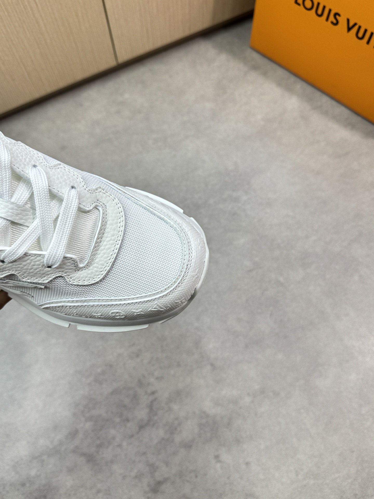 Louis Vuitton White Leather and Canvas Casual Sneakers for Men and Women 6 i1748538968 9062 5