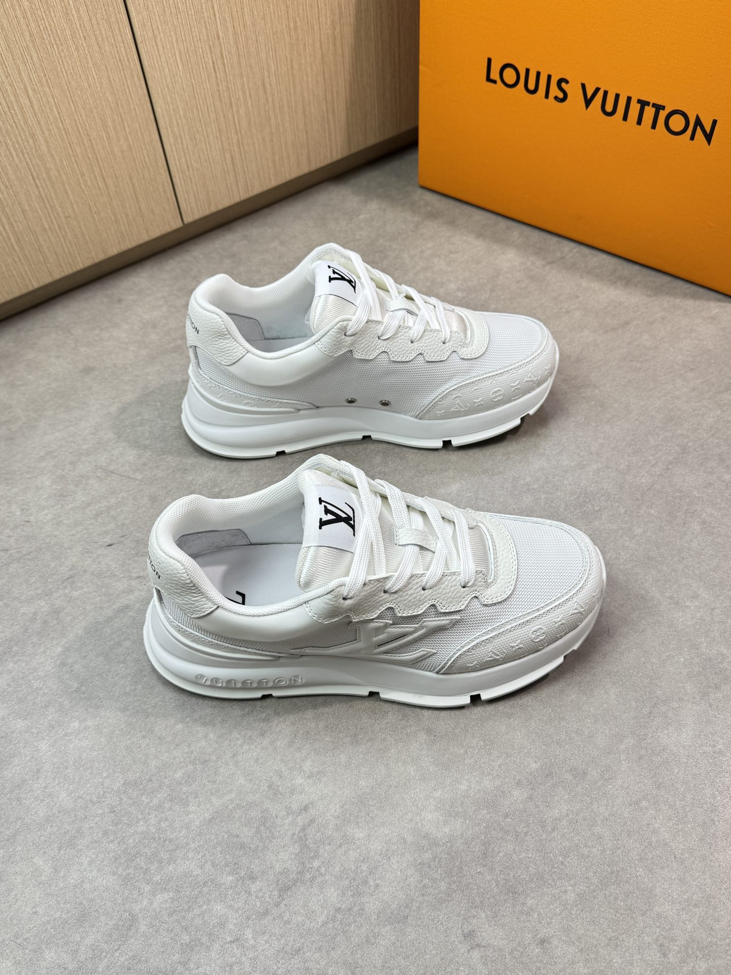 Louis Vuitton White Leather and Canvas Casual Sneakers for Men and Women 1 i1748538968 9106 0