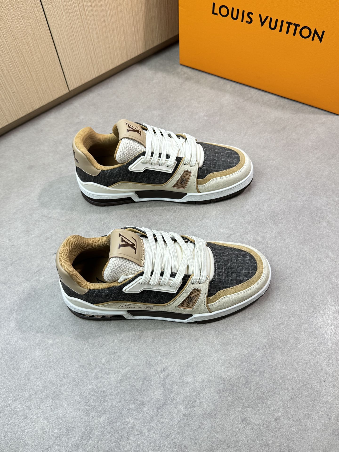 NO:352243,【Louis Vuitton】Louis Vuitton - High-end quality Original single casual sneakers - Imported upper Napa calfskin, reverse velvet calfskin, sewing brand plastic logo, silk screen brand logo - Neil brand canvas - Outsole original ultra-light TPR·rubber; two-color molded outsole - Ultra-high quality control·fine workmanship highlighting (high-end, noble, grade) -Size 39-44 (38,45, custom made)·0178,,louis vuitton,louis vuitton,sneakers,cowhide19860909【Louis Vuitton】路易威登 -高端品质 原单休闲运动鞋 -鞋面进口纳帕小牛皮、反绒小牛皮、车缝品牌塑胶标识、丝印品牌logo -内里品牌帆布 -大底原版超轻TPR·橡胶；双色成型大底 -超高品控·做工精细凸显(高端·贵气·档次) -Size 39-44（38,45,可订做)·0178,,louis vuitton,louis vuitton,sneakers,cowhide,Men's shoes