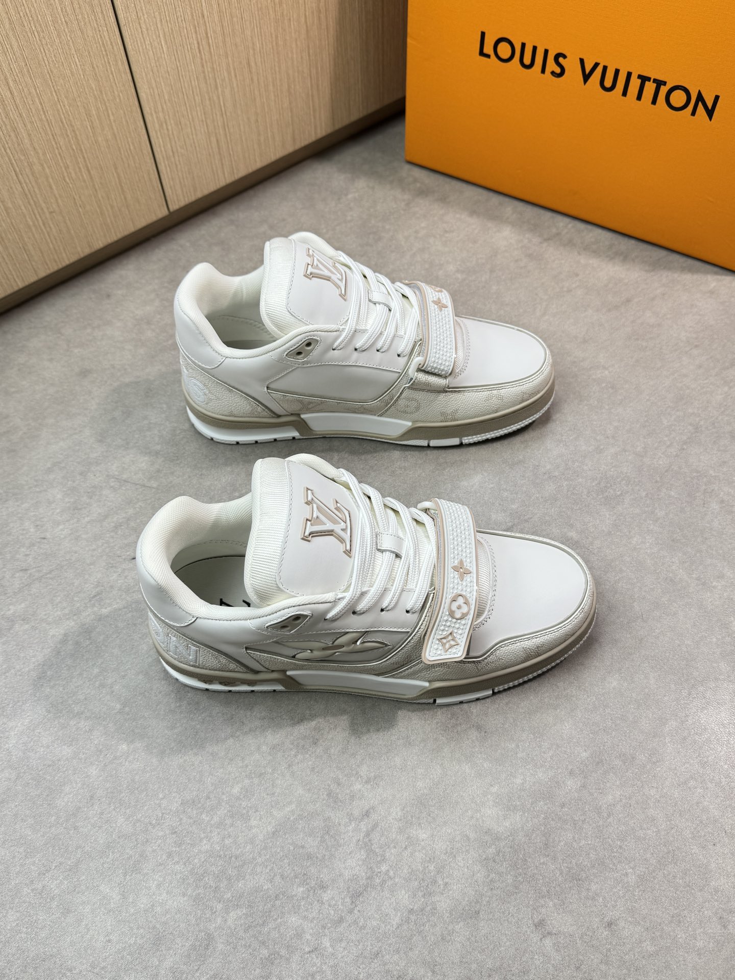 NO:352257,【Louis Vuitton】Louis Vuitton - High-end quality Original single casual sneakers - Imported upper Napa calf leather, brand totem PVC leather, sewing brand plastic logo, heel silk screen high Zhoubo brand logo - Neil brand canvas - Outsole original ultra-light TPR·rubber; two-color molded outsole - Ultra-high quality control·fine workmanship highlighting (high-end, noble, grade) -Size 39-44 (38,45, custom made)·0178,,louis vuitton,louis vuitton,sneakers,cowhide19860909【Louis Vuitton】路易威登 -高端品质 原单休闲运动鞋 -鞋面进口纳帕小牛皮、品牌图腾PVC皮料、车缝品牌塑胶标识、后跟丝印高周波品牌logo -内里品牌帆布 -大底原版超轻TPR·橡胶；双色成型大底 -超高品控·做工精细凸显(高端·贵气·档次) -Size 39-44（38,45,可订做)·0178,,louis vuitton,louis vuitton,sneakers,cowhide,Men's shoes