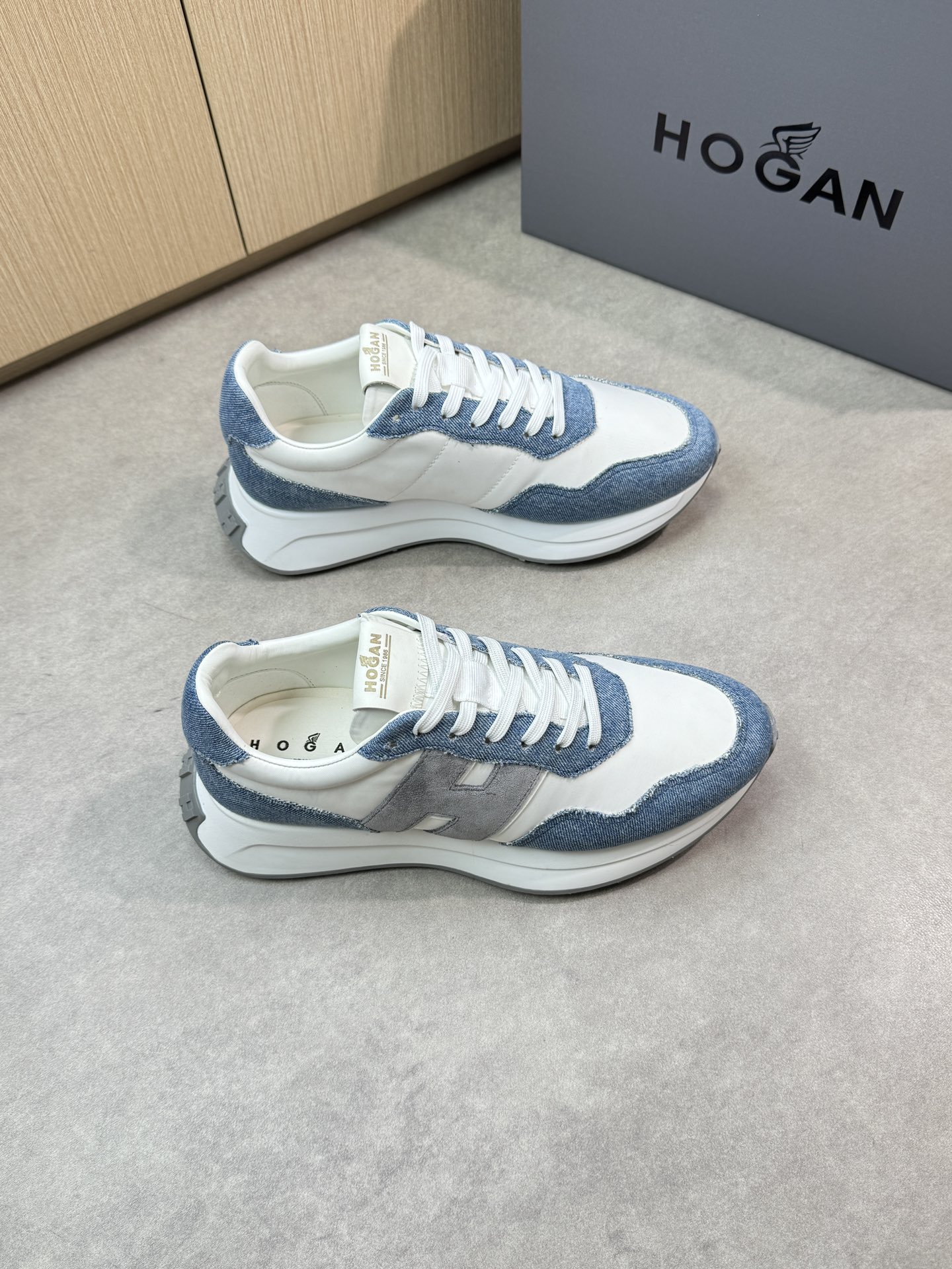 NO:352281,【HOGAN】Hogan - High-end quality Original single casual sneakers - Upper Napa cowhide, brand denim canvas, shoe body sewing.H. Totem - Inner water dyed cowhide, foot pad; Brand 3D high-circuit canvas - Outsole ultra-light TPU·rubber; Two-color molded outsole - Ultra-high quality control, fine workmanship, highlighting (high-end, noble, grade) -Size 39-44 (38,45, custom made)·HO9154,,hogan, sneakers,cowhide19860909【HOGAN】霍根 -高端品质 原单休闲运动鞋 -鞋面纳帕牛皮、品牌牛仔帆布、鞋身车缝.H.图腾 -内里水染牛皮,垫脚；品牌3D高周波帆布 -大底超轻TPU·橡胶；双色成型大底 -超高品控·做工精细,凸显(高端·贵气·档次) -Size 39-44（38,45,可订做)·HO9154,,hogan,sneakers,cowhide,Men's shoes