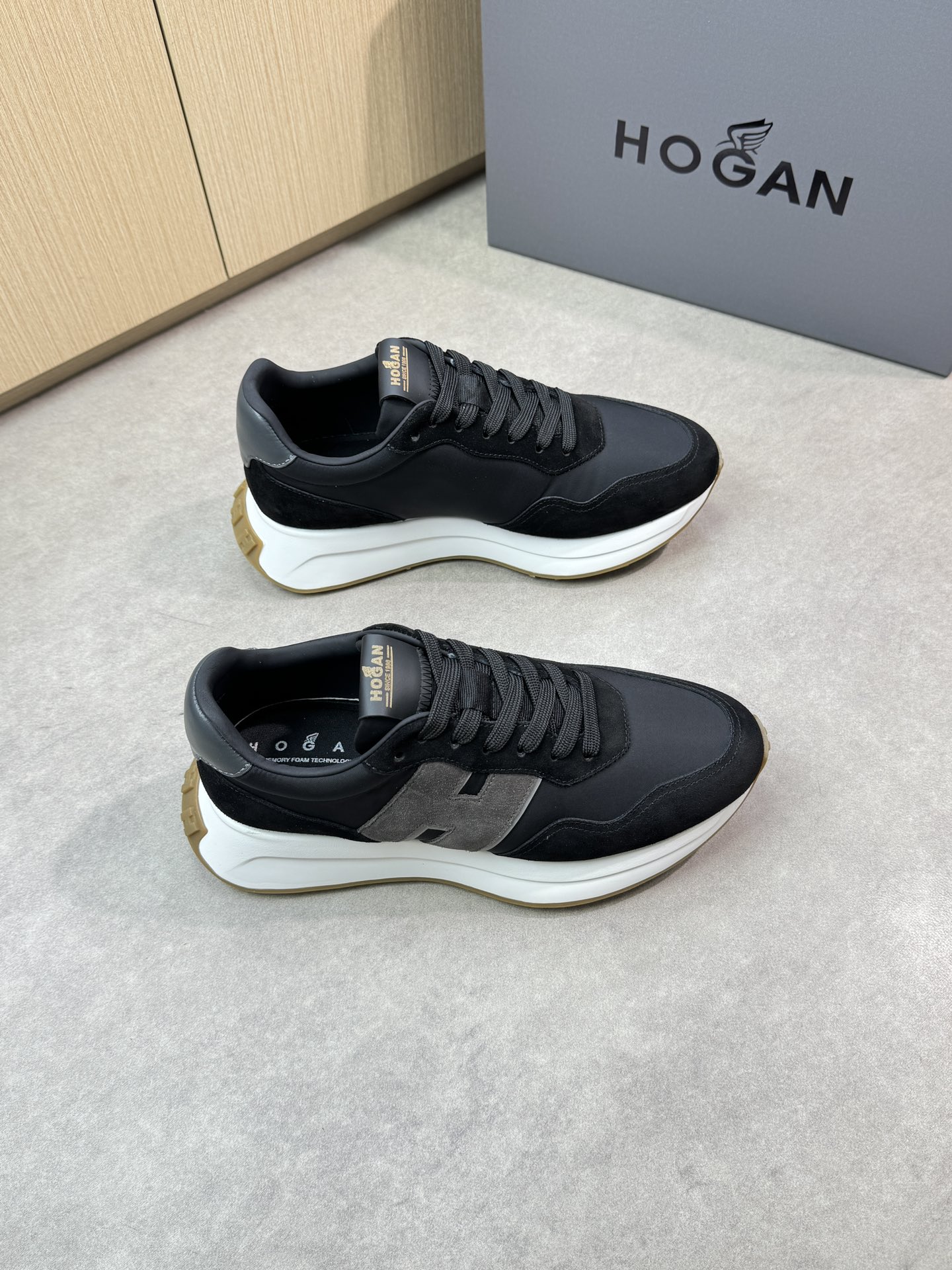 NO:352292,【HOGAN】Hogan - High-end quality Original single casual sneakers - Upper Napa calfskin, reverse velvet calfskin, brand high mercerized canvas, shoe body sewing.H. Totem - Inner water dyed cowhide, foot pad; Brand 3D high circumferential canvas - Outsole ultra-light TPU·rubber; Two-color molded sole - Ultra-high quality control, fine workmanship, highlighting (high-end, noble, grade) -Size 39-44 (38,45, custom made)·HO9154,,hogan,sneakers,cowhide19860909【HOGAN】霍根 -高端品质 原单休闲运动鞋 -鞋面纳帕小牛皮、反绒小牛皮、品牌高丝光帆布、鞋身车缝.H.图腾 -内里水染牛皮,垫脚；品牌3D高周波帆布 -大底超轻TPU·橡胶；双色成型大底 -超高品控·做工精细,凸显(高端·贵气·档次) -Size 39-44（38,45,可订做)·HO9154,,hogan,sneakers,cowhide,Men's shoes