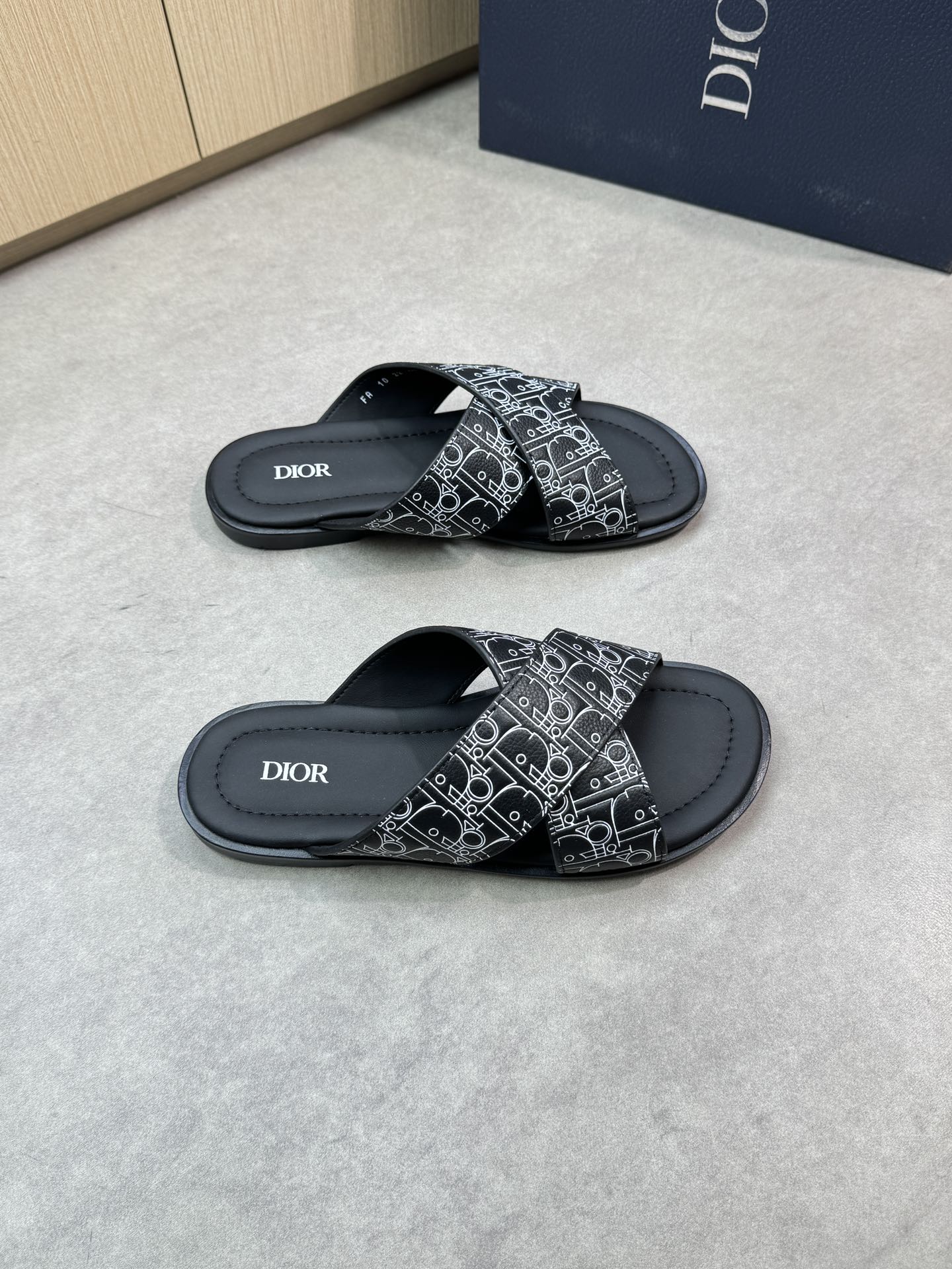 NO:345184,【Dior】Dior - High-end quality Original single casual sandals - Upper lying calfskin, color printed high Zhoubo brand totem - Inner water dyed calfskin - Outsole ultra-light TPU water table genuine leather·rubber; Combined molding outsole - Ultra-high quality control·fine workmanship highlighted (high-end, noble, grade) -Size39-44 (38,45, custom made)·DR0199,,dior,dior,slippers,cowhide19860909【Dior】迪奥 -高端品质 原单休闲凉拖鞋 -鞋面荔纹小牛皮、彩印高周波品牌图腾 -内里水染小牛皮 -大底超轻TPU水台真皮·橡胶；组合成型大底 -超高品控·做工精细凸显(高端·贵气·档次) -Size39-44（38,45,可订做)·DR0199,,dior,dior,slippers,cowhide,Men's shoes