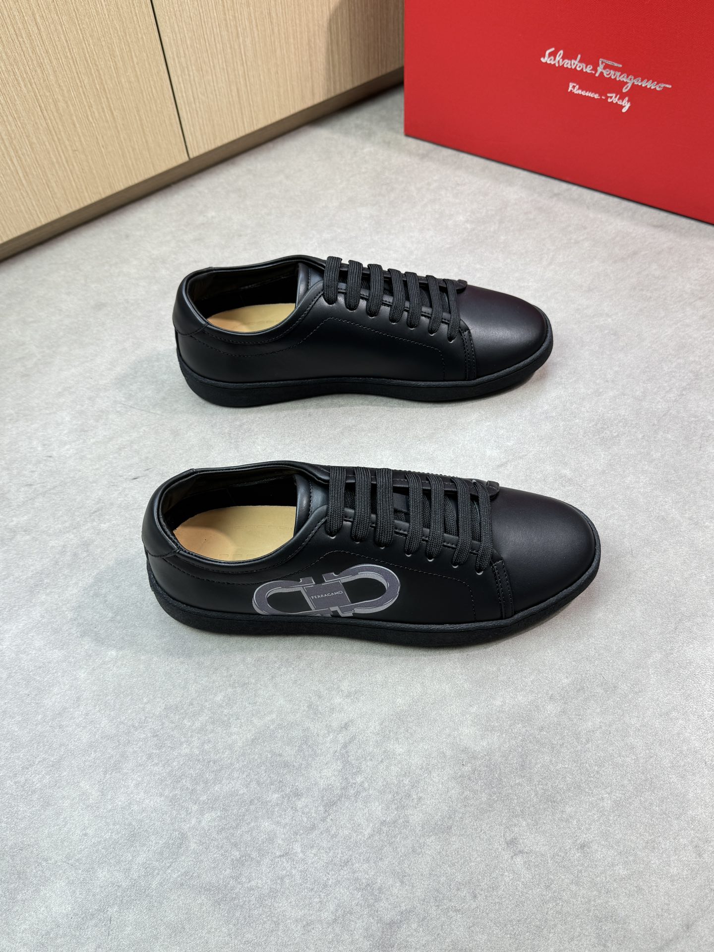 NO:345935,【Ferragamo】Ferragamo - High-end quality Original single casual sports shoes - Imported upper Napa calfskin, edge wrapping process, shoe tongue color printing brand totem - Inner water dyed cowhide - Outsole ultra-light TPR rubber; molded sole - Ultra-high quality control · Fine workmanship highlighted (high-end, noble, grade) -Size 39-44 (38,45 can be customized)·03103,,ferragamo,ferragamo,cowhide19860909【 Ferragamo】菲拉格慕 -高端品质 原单休闲运动版鞋 -鞋面进口纳帕小牛皮、包边工艺、鞋舌彩印品牌图腾 -内里水染牛皮 -大底超轻TPR橡胶；成型大底 -超高品控·做工精细凸显(高端·贵气·档次) -Size 39-44（38,45可订做)·03103,,ferragamo,ferragamo,cowhide,Men's shoes