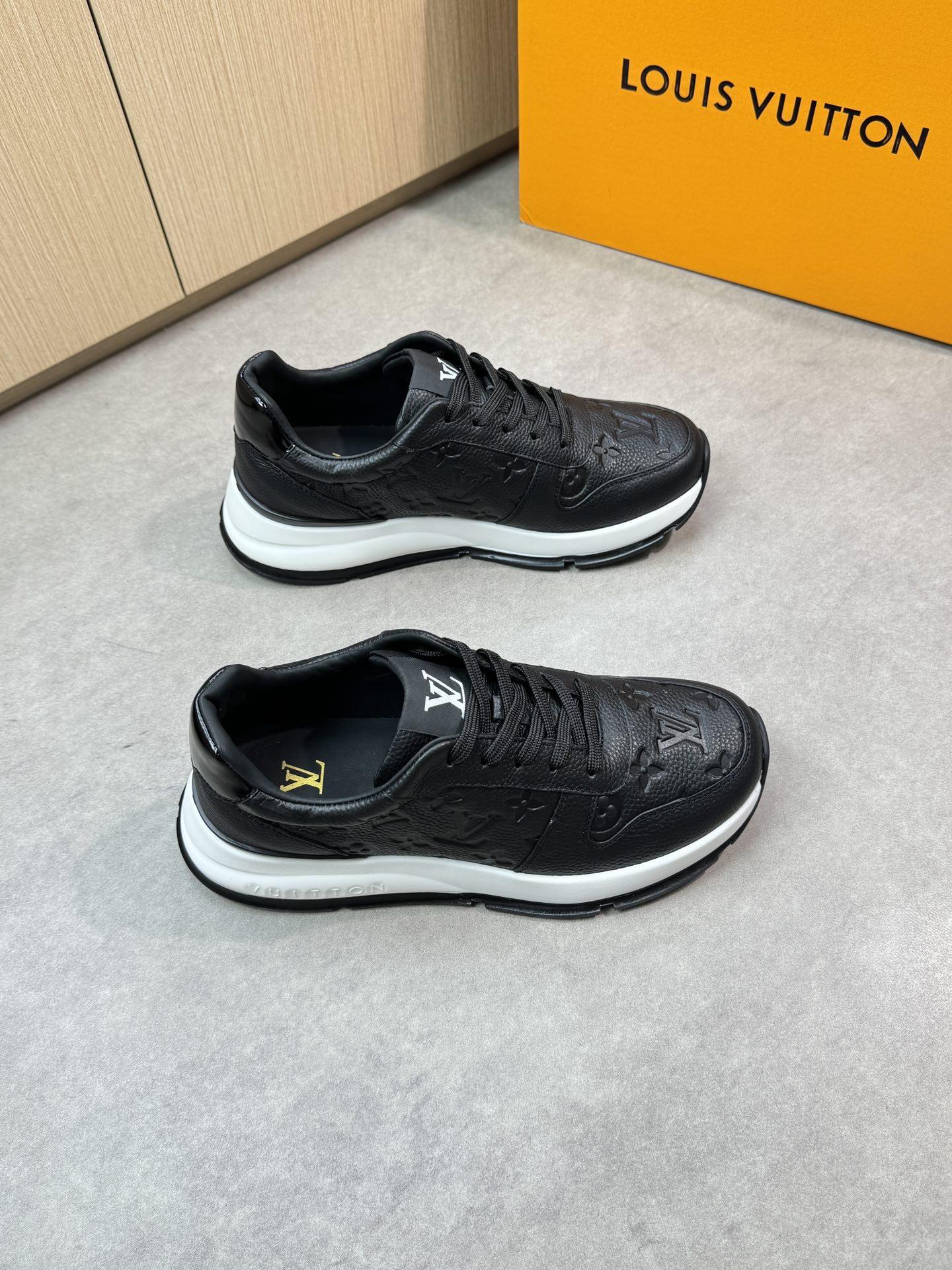 NO:345224,【Louis Vuitton】Louis Vuitton - High-end quality Original single casual sneakers - Upper lying pattern calfskin, air compressor brand totem, shoe tongue brand cloth - Inner water dyed cowhide - Outsole ultra-light TPU. Rubber foam; Two-color molded outsole - Ultra-high quality control · Fine workmanship highlighted (high-end · noble · grade) -Size 39-44 (38, 45, custom made)·L0118,,louis vuitton,louis vuitton,sneakers,cowhide19860909【Louis Vuitton】路易威登 -高端品质 原单休闲运动鞋 -鞋面荔纹小牛皮、空压品牌图腾、鞋舌品牌布标 -内里水染牛皮 -大底超轻TPU.橡胶发泡; 双色成型大底 -超高品控·做工精细凸显(高端·贵气·档次) -Size 39-44（38,45,可订做)·L0118,,louis vuitton,louis vuitton,sneakers,cowhide,Men's shoes