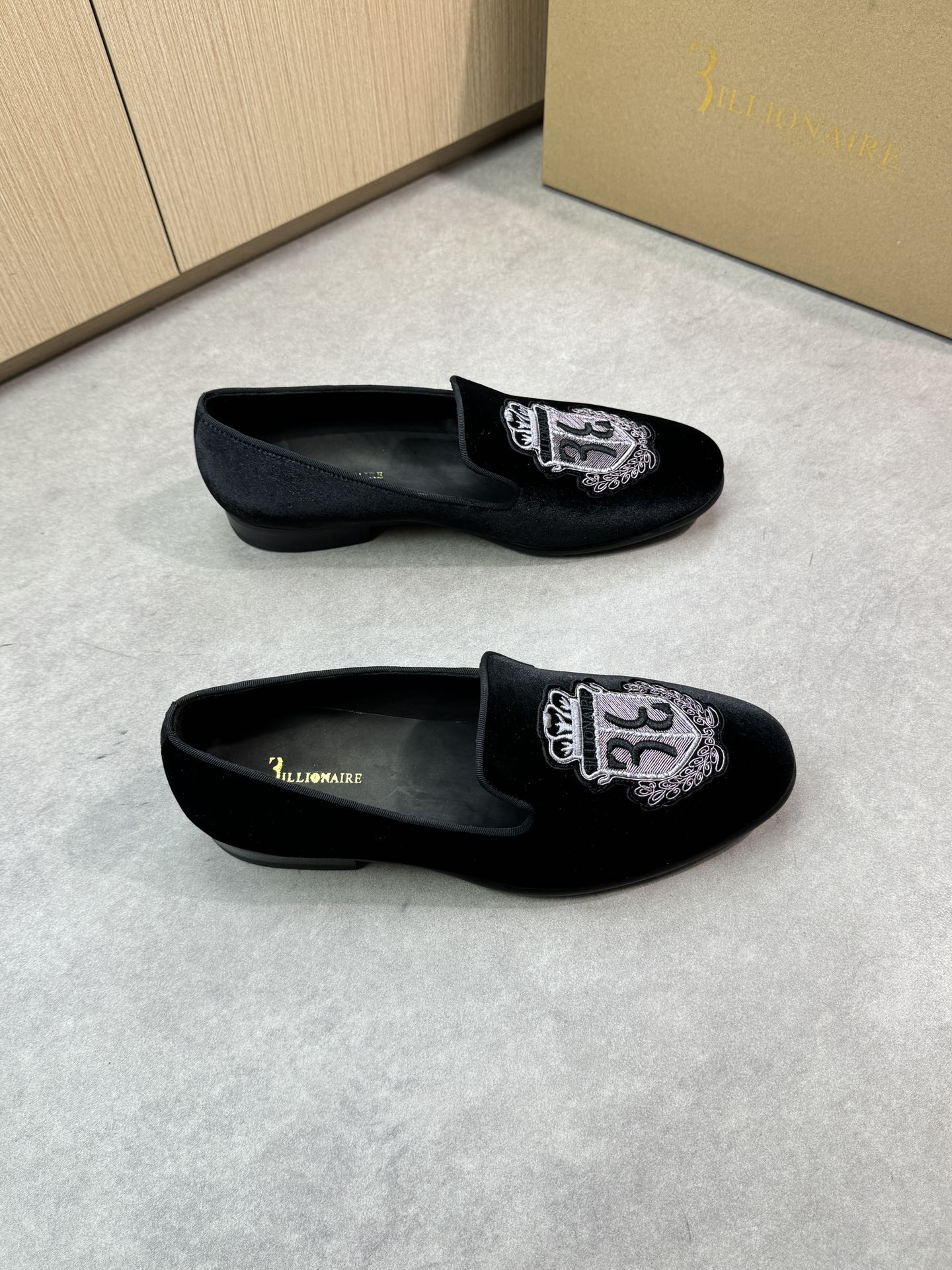 NO:345822,【Billionaire】Billionaire - High-end quality Original single leather shoes - Upper brand high mercerized velvet cloth, toe sewing brand logo embroidery icon - Inner water dyed cowhide - Outsole ultra-light TPR rubber· genuine leather; Combined molded leather outsole - Ultra-high quality control·fine workmanship highlighted (high-end, noble, grade) -Size 39-44 (38,45, custom made)·0230,,cowhide,Leather soles19860909【 Billionaire】亿万富翁 -高端品质 原单正装皮鞋 -鞋面品牌高丝光绒布布匹、鞋头车缝品牌logo刺绣图标 -内里水染牛皮 -大底超轻TPR橡胶·真皮；组合成型真皮大底 -超高品控·做工精细凸显(高端·贵气·档次) -Size 39-44（38,45,可订做)·0230,,cowhide,Leather soles,Men's shoes