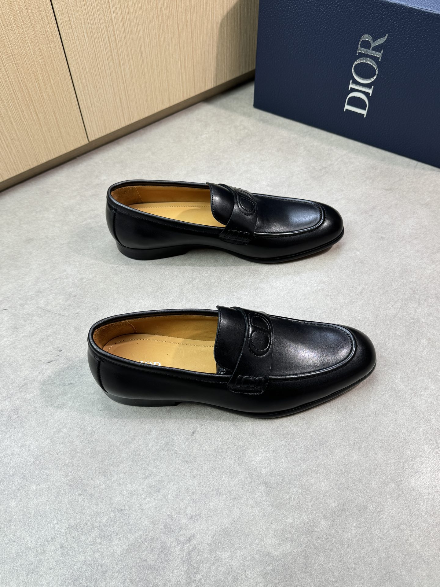 NO:345850,【Dior】Dior - High-end quality Original single leather shoes - Upper Napa calf leather, shoe Danqishi stitching, brand cross-bond decoration - Inner water dyed cowhide - Outsole ultra-light TPR rubber· genuine leather; Combined molded leather outsole - Ultra-high quality control·fine workmanship highlighted (high-end, noble, grade) -Size 39-44 (38,45, custom made)·0230,,dior,dior,cowhide,Leather soles19860909【 Dior】迪奥 -高端品质 原单正装皮鞋 -鞋面纳帕小牛皮、鞋丹起股车缝线、品牌横担装饰 -内里水染牛皮 -大底超轻TPR橡胶·真皮；组合成型真皮大底 -超高品控·做工精细凸显(高端·贵气·档次) -Size 39-44（38,45,可订做)·0230,,dior,dior,cowhide,Leather soles,Men's shoes