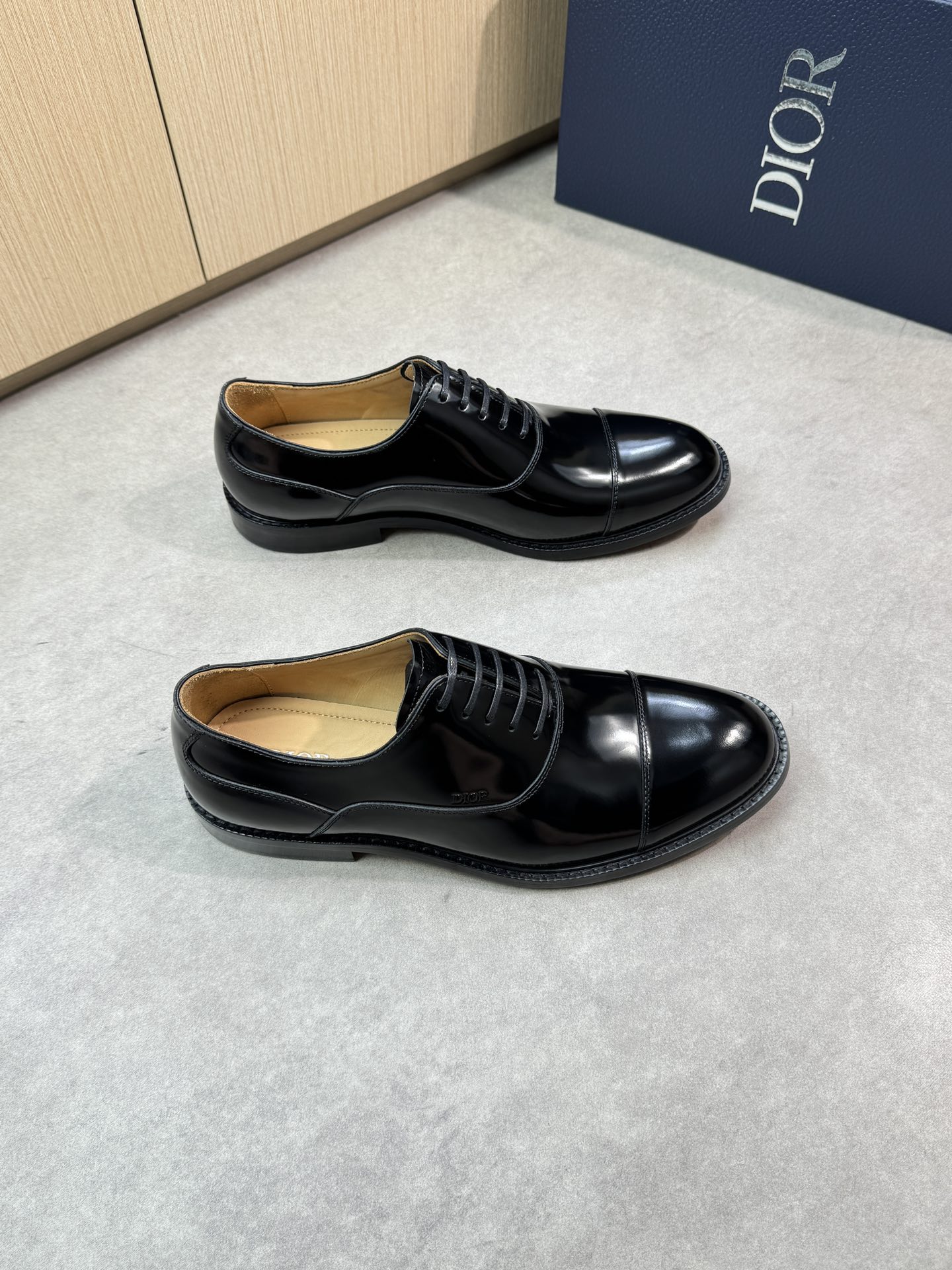 NO:345863,【Dior】Dior - High-end quality Original single leather shoes - Open-edge beaded calfskin on the upper, air-pressure brand logo on the shoe body, perfect splicing - Water dyed cowhide in the inner lining - Ultra-light TPR rubber· genuine leather; Combined molded leather outsole - Ultra-high quality control·fine workmanship highlighted (high-end, noble, grade) -Size 39-44 (38,45, custom made)·0230,,dior,dior,cowhide,Leather soles19860909【 Dior】迪奥 -高端品质 原单正装皮鞋 -鞋面开边珠小牛皮、鞋身空压品牌logo、完美拼接 -内里水染牛皮 -大底超轻TPR橡胶·真皮；组合成型真皮大底 -超高品控·做工精细凸显(高端·贵气·档次) -Size 39-44（38,45,可订做)·0230,,dior,dior,cowhide,Leather soles,Men's shoes