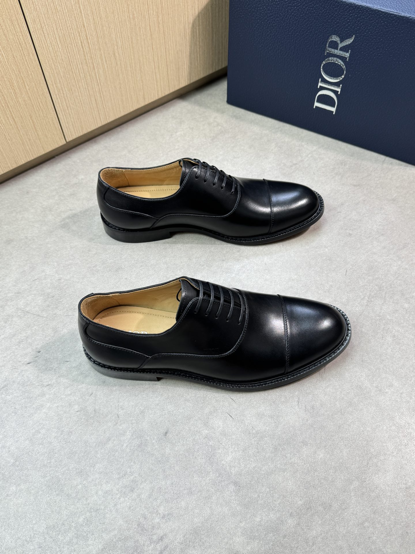NO:345873,【Dior】Dior - High-end quality Original single leather shoes - Upper Napa calf leather, shoe body air compressor brand logo, perfect splicing - Inner water dyed cowhide - Outsole ultra-light TPR rubber· genuine leather; Combined molded leather outsole - Ultra-high quality control·fine workmanship highlighted (high-end, noble, grade) -Size 39-44 (38,45, custom made)·0230,,dior,dior,cowhide,Leather soles19860909【 Dior】迪奥 -高端品质 原单正装皮鞋 -鞋面纳帕小牛皮、鞋身空压品牌logo、完美拼接 -内里水染牛皮 -大底超轻TPR橡胶·真皮；组合成型真皮大底 -超高品控·做工精细凸显(高端·贵气·档次) -Size 39-44（38,45,可订做)·0230,,dior,dior,cowhide,Leather soles,Men's shoes