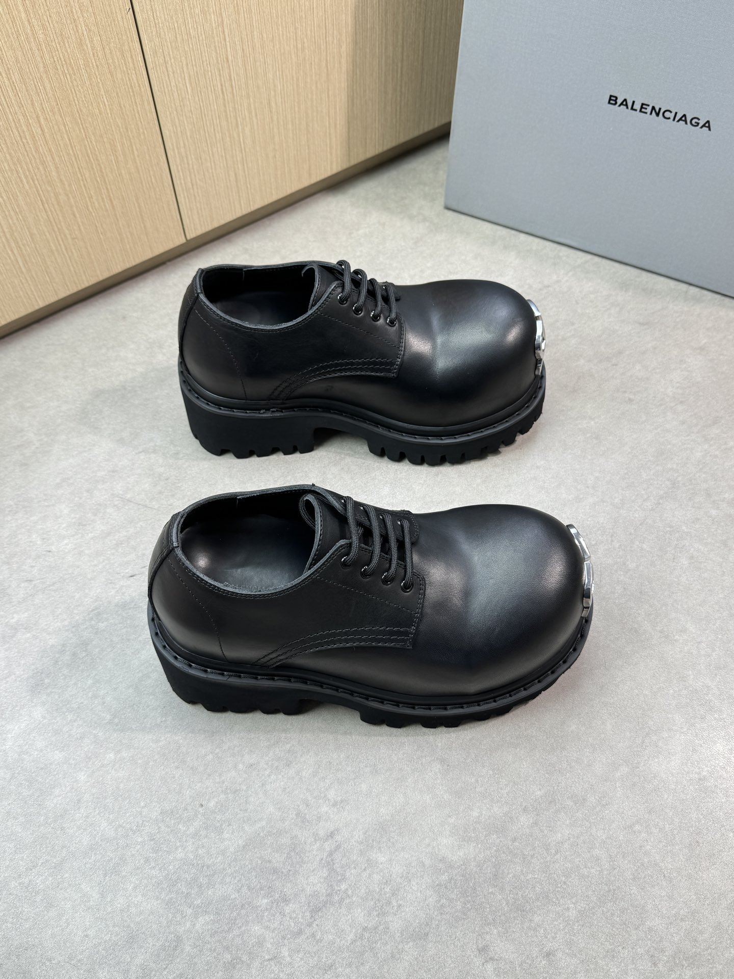 NO:345890,【BALENCIAGA】Balenciaga - High-end quality Original single formal leather shoes·Inner heightening - Imported upper Napa calfskin, toe brand metal fastener, perfect splicing - Inner water dyed cowhide - Outsole ultralight TPU foaming·rubber; Combined molding outsole - Ultra-high quality control·fine workmanship highlighted (high-end, noble, grade) -Size 39-44 (38, 45, 46, customized)·BLCG0187,,balenciaga,balenciaga,cowhide19860909【 BALENCIAGA】巴黎世家 -高端品质 原单正装皮鞋·内增高 -鞋面进口纳帕小牛皮、鞋头品牌金属扣件、完美拼接 -内里水染牛皮 -大底超轻TPU发泡·橡胶；组合成型大底 -超高品控·做工精细凸显(高端·贵气·档次) -Size 39-44（38,45,46,订做)·BLCG0187,,balenciaga,balenciaga,cowhide,Men's shoes