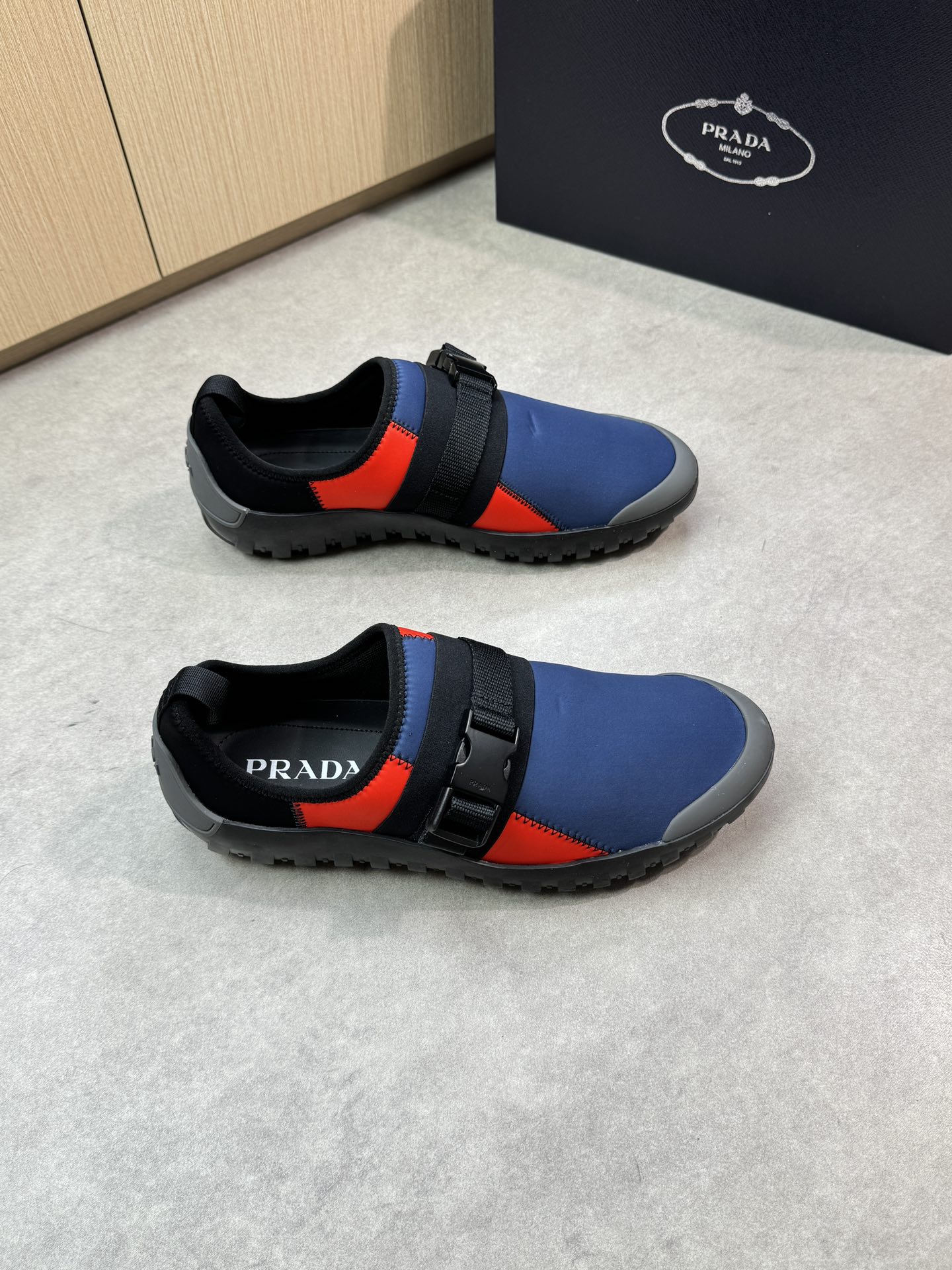 NO:346229,【PRADA】Prada - High-end quality Original single casual sneakers - Imported upper brand high elastic cloth, herringbone sewing thread, shoe body sewing brand fastener - Inner footbed water dyed cowhide - Outsole ultralight TPR rubber; molded sole - Ultra-high quality control·fine workmanship highlighted (high-end, noble, grade) -Size 38-44 (45,46, custom made)·PR0039,,prada,prada,sneakers,cowhide19860909【PRADA】普拉达 -高端品质 原单休闲运动鞋 -鞋面进口品牌高弹力布匹、人字车缝线、鞋身车缝品牌扣件 -内里垫脚水染牛皮 -大底超轻TPR橡胶；成型大底 -超高品控·做工精细凸显(高端·贵气·档次) -Size 38-44（45,46,可订做)·PR0039,,prada,prada,sneakers,cowhide,Men's shoes