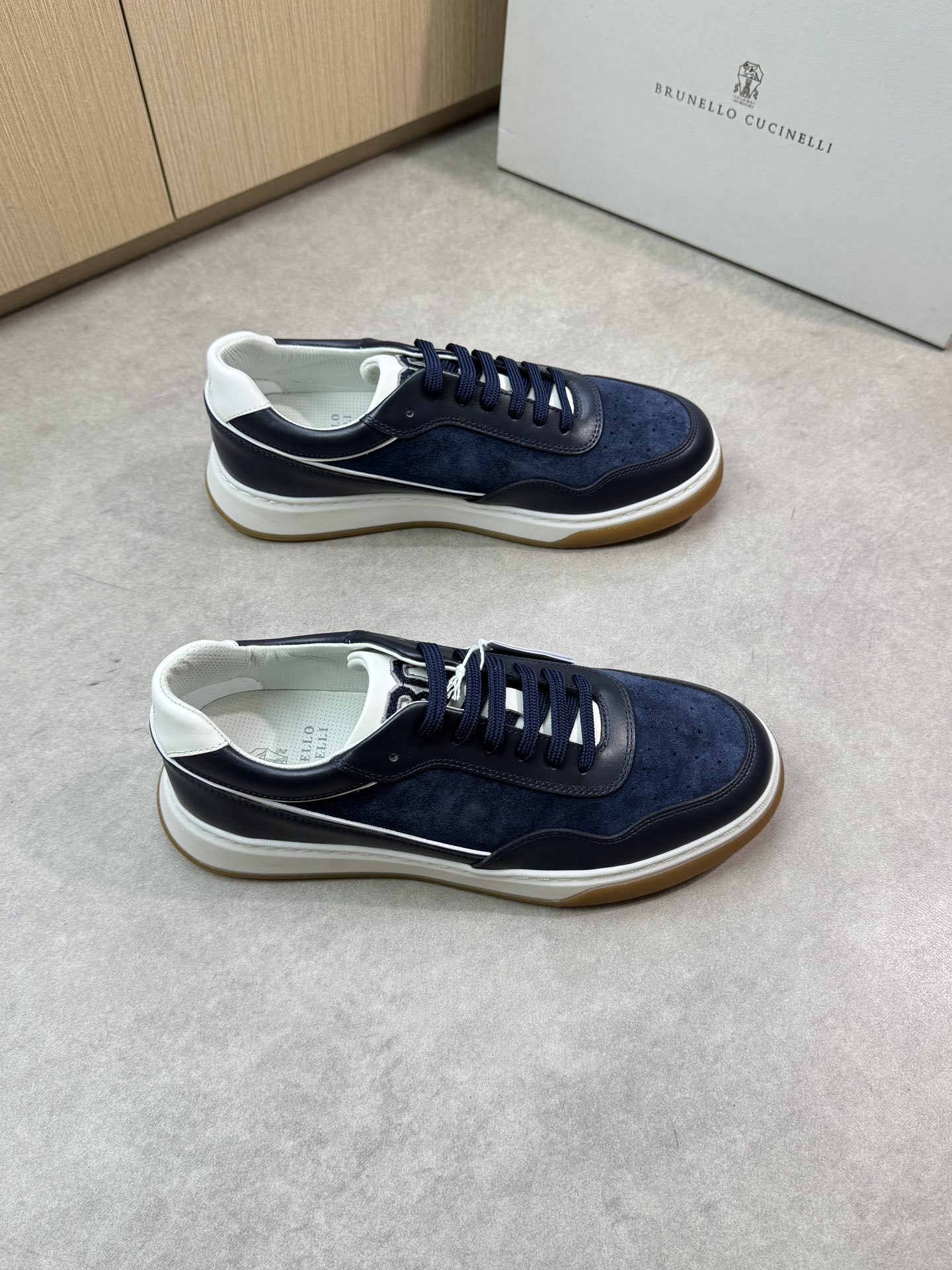 NO:346118,【Brunello Cucinelli】Brunello Cucinelli - High-end quality Original single casual sports shoes - Upper imported Napa calfskin, reverse velvet calfskin, tongue embroidery. Heel. Silk-printed high Zhoubo brand logo totem - Inner water dyed punched cowhide - Outsole ultra-light TPR·rubber; molded outsole - Ultra-high quality control·fine workmanship highlighted (high-end, noble, grade) -Size 39-44 (38, 45, 46, custom made)·BC0039,,brunello cucinelli,cowhide19860909【 Brunello Cucinelli】布鲁内洛·库奇内利 -高端品质 原单休闲运动板鞋 -鞋面进口纳帕小牛皮、反绒小牛皮、鞋舌刺绣.后跟.丝印高周波品牌Logo图腾 -内里水染打孔牛皮 -大底超轻TPR·橡胶；成型大底 -超高品控·做工精细凸显(高端·贵气·档次) -Size 39-44（38,45,46,可订做)·BC0039,,brunello cucinelli,cowhide,Men's shoes