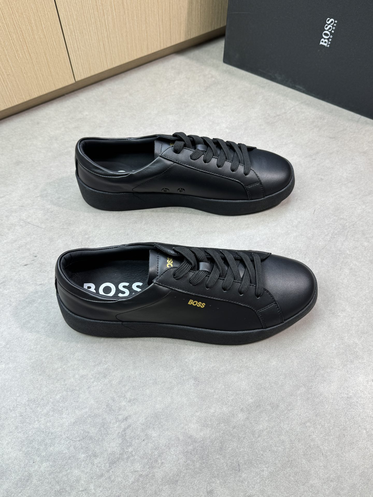 NO:346152,【BOSS】Boss - High-end quality Original single casual sports shoes - Upper Napa calfskin, tongue, shoe body. Silk-print brand logo - Inner water dyed cowhide - Outsole ultra-light TPR rubber; molded outsole - Ultra-high quality control, fine workmanship highlighted (high-end, noble, grade) -Size 39-44 (38,45, custom made)·0039,,cowhide19860909【BOSS】博思 -高端品质 原单休闲运动板鞋 -鞋面纳帕小牛皮、鞋舌.鞋身.丝印品牌Logo -内里水染牛皮 -大底超轻TPR橡胶；成型大底 -超高品控·做工精细凸显(高端·贵气·档次) -Size 39-44（38,45,可订做)·0039,,cowhide,Men's shoes
