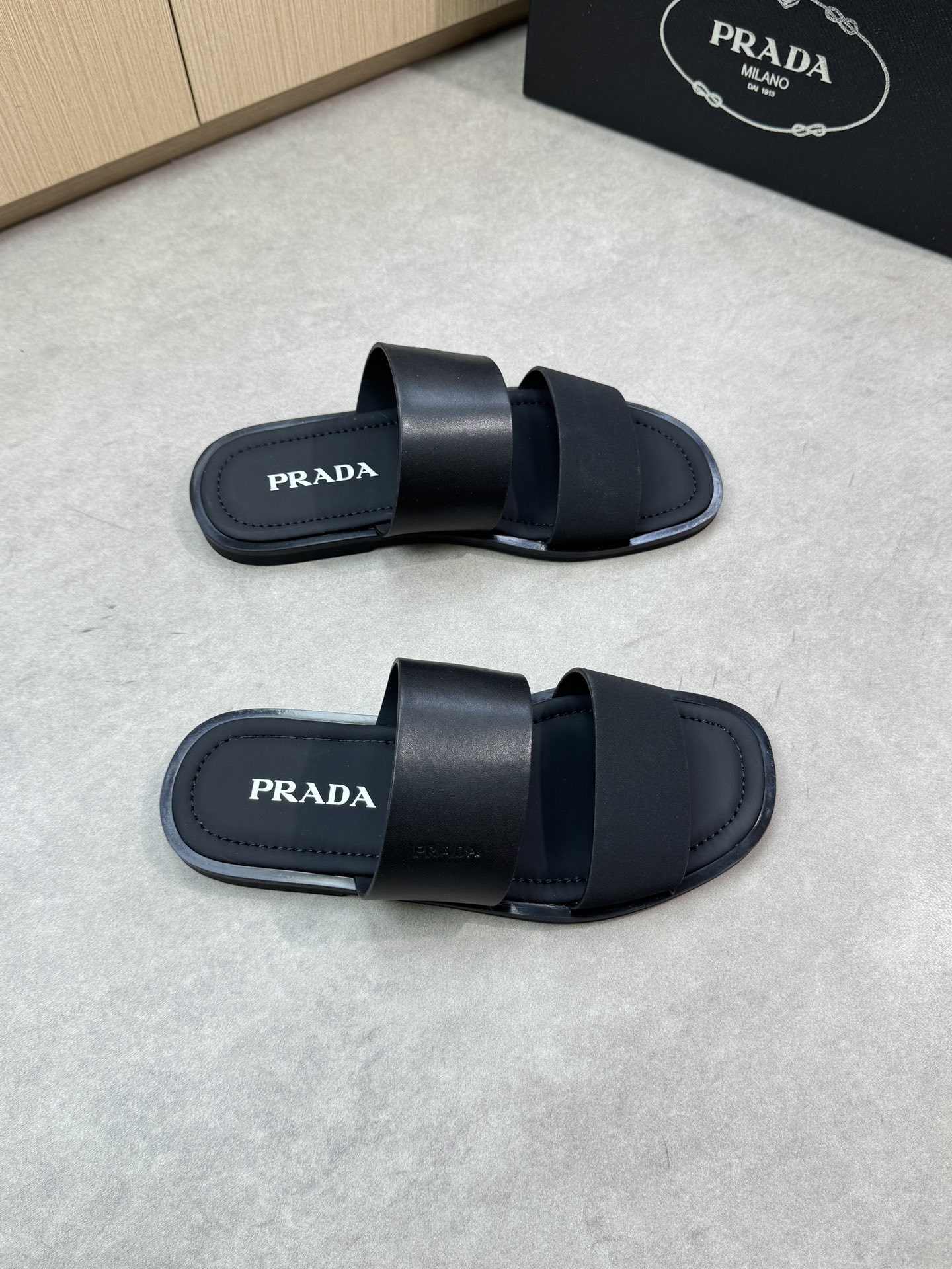 NO:346719,【PRADA】Prada - High-end quality Original single casual sandals - Upper Napa calfskin, silk calfskin, handmade right oil-side craftsmanship - Neil silk cowhide - Outsole ultralight TPU water-top silk cowhide·rubber; Combined molding outsole - Ultra-high quality control·fine workmanship highlighted (high-end, noble, grade) -Size38-44 (45, custom made)·0135,,prada,prada,slippers,cowhide19860909【PRADA】普拉达 -高端品质 原单休闲凉拖鞋 -鞋面纳帕小牛皮、丝绸小牛皮、手工右油边工艺 -内里丝绸牛皮 -大底超轻TPU水台包丝绸牛皮·橡胶；组合成型大底 -超高品控·做工精细凸显(高端·贵气·档次) -Size38-44（45,可订做)·0135,,prada,prada,slippers,cowhide,Men's shoes