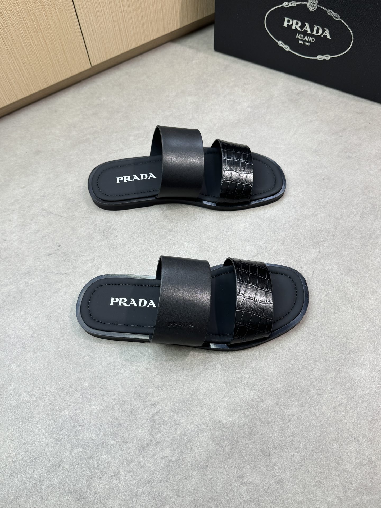 NO:346762,【PRADA】Prada - High-end quality Original single casual sandals - Upper Napa calfskin, stone-patterned calfskin, handmade right oil-side craftsmanship - Neil silk cowhide - Outsole ultralight TPU water-top silk cowhide·rubber; Combined molding outsole - Ultra-high quality control·fine workmanship highlighted (high-end, noble, grade) -Size38-44 (45, custom made)·0135,,prada,prada,slippers,cowhide19860909【PRADA】普拉达 -高端品质 原单休闲凉拖鞋 -鞋面纳帕小牛皮、石头纹小牛皮、手工右油边工艺 -内里丝绸牛皮 -大底超轻TPU水台包丝绸牛皮·橡胶；组合成型大底 -超高品控·做工精细凸显(高端·贵气·档次) -Size38-44（45,可订做)·0135,,prada,prada,slippers,cowhide,Men's shoes