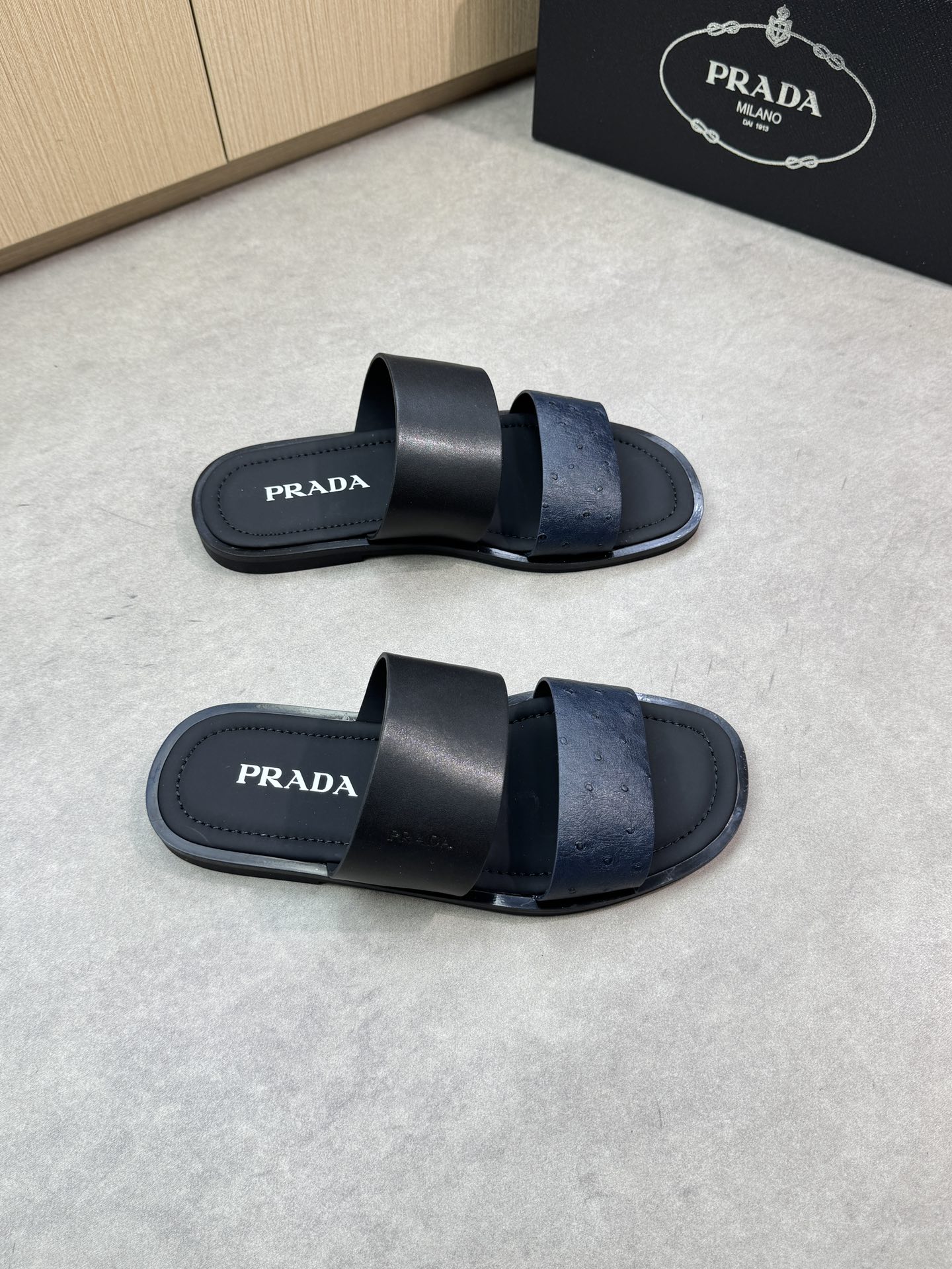 NO:346775,【PRADA】Prada - High-end quality Original single casual sandals - Upper Napa calfskin, pearl pattern calfskin, handmade right oil-side craftsmanship - Neil silk cowhide - Outsole ultralight TPU water-top silk cowhide·rubber; Combined molding outsole - Ultra-high quality control·fine workmanship highlighted (high-end, noble, grade) -Size38-44 (45, custom made)·0135,,prada,prada,slippers,cowhide19860909【PRADA】普拉达 -高端品质 原单休闲凉拖鞋 -鞋面纳帕小牛皮、珍珠纹小牛皮、手工右油边工艺 -内里丝绸牛皮 -大底超轻TPU水台包丝绸牛皮·橡胶；组合成型大底 -超高品控·做工精细凸显(高端·贵气·档次) -Size38-44（45,可订做)·0135,,prada,prada,slippers,cowhide,Men's shoes